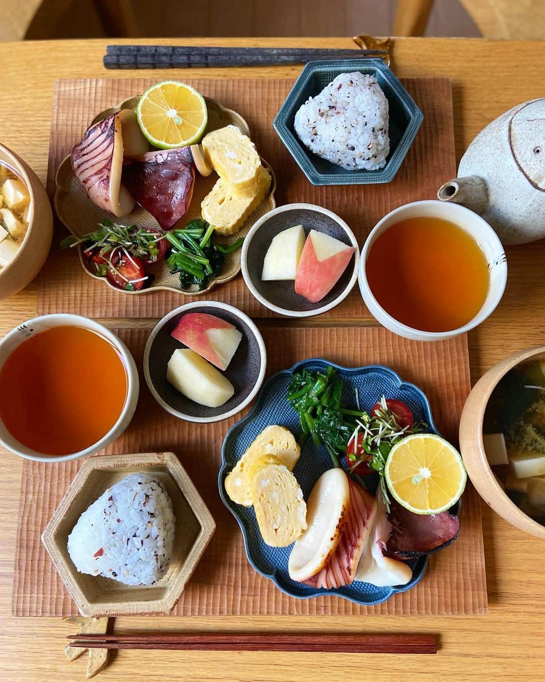 みかのインスタグラム：「2023.10.23  おはようございます  今日のあさごはんは  ・大型いか紅麹味噌漬け ・だし巻き玉子 ・ほうれん草のおひたし ・トマトとかいわれの塩昆布和え ・梅しそおにぎり ・お味噌汁　かぶ、豆腐、えのき、わかめ ・りんご  今朝は京都一の傳さん　@ichinoden  の大型いか紅麹味噌漬けメインな 和食にしました。 味噌漬けのいか、お初！ 味噌を洗い流してから焼くのだけど中までしっかり 味が染み込んで柔らかいし、上品なお味で とっても美味しかった😋  昨日は次男とロハスフェスタへ ものづくり系が好きで昨日はガラス瓶の中に 苔のお庭を作るのと、木に柄を転写して木を削りペンダントを 作るワークショップに参加しました。 集中して取り組んでて、この集中を他のところでも 出しておくれ、と思うくらいでした😂 私もかわいいお店いろいろ見たり楽しめました！ 戦利品は朝ごはんでも使ったこの鳥さんの箸置きのみ。 ブラブラがいい散歩にもなりました。 また来年も行こう〜  さてさて今週もがんばろう〜  #あさごはん#朝ごはん#和食#京都一の傳#京都一の傳アンバサダー#京都一の傳のある食卓#うつわ好き#さざなみプレート#breakfast#morning#cooking#japanesefood#onigiri#onigiriaction#igersjp#おうちごはん#おうちごはんlover#フーディーテーブル#おうち和ごはん」