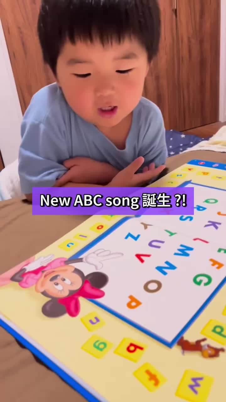 のインスタグラム：「@yumi2020dwe 自分で指差したアルファベットをABC Songに乗せて歌ってて面白かった🥰 大文字も小文字もかなり識別し始めてるなぁと実感出来て良きでした❤️ やっぱり4歳過ぎると出来ること、理解出来ることが格段に増えるって言うのは本当なんですねぇ😳 日々驚かされています😊  ------------ @worldfamilyclub_jp  公式アカウントでは #love_wfc をつけて投稿いただいた素敵な動画をご紹介しています😊✋  #love_wfc4歳 #dwe4歳 #love_wfc  #worldfamilyclub  #worldfamily  #dwe  #ディズニー英語システム  #ディズニー英語　 #ワールドファミリー  #おうち英語  #成長記録 #子育て英語  #こども英語  #英語話せるようになりたい #英語の勉強 #子どものいる暮らし #dweソング #男の子ママ」