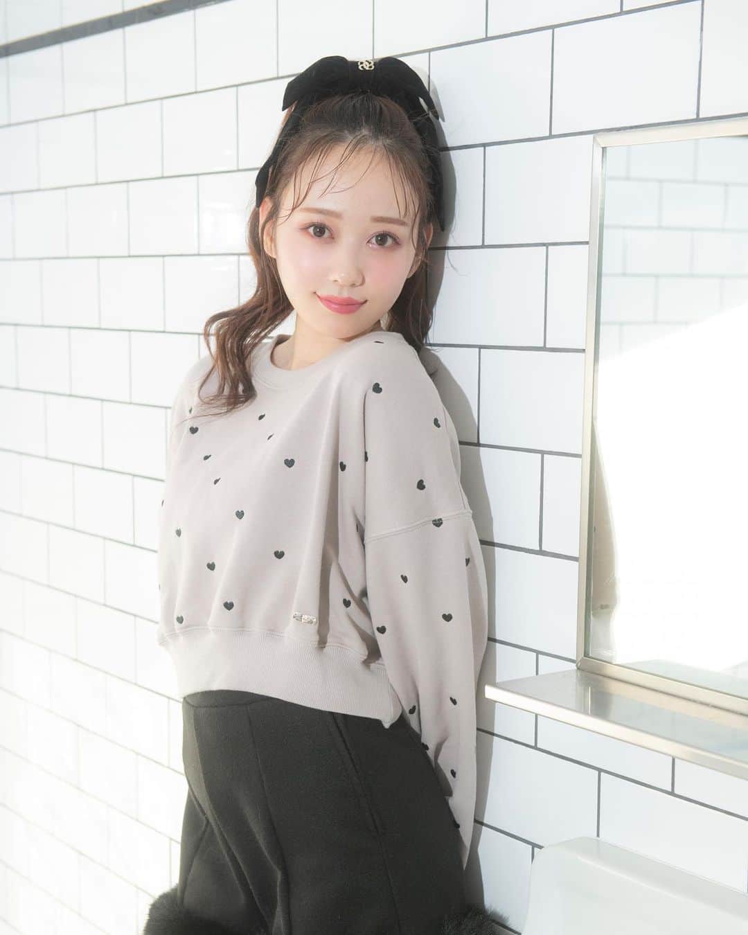 evelynのインスタグラム：「AKB48 大盛真歩さんが着るevelyn冬コレクション ❄︎𓂃꙳⋆ ㅤㅤㅤㅤㅤㅤㅤㅤㅤㅤㅤㅤㅤ \ 10月下旬入荷予定 / #ハート刺繍スウェット ¥6,900 ㅤㅤㅤㅤㅤㅤㅤㅤㅤㅤㅤㅤㅤ #ファーショートパンツ ¥6,900 ㅤㅤㅤㅤㅤㅤㅤㅤㅤㅤㅤㅤㅤ #evelyn #エブリン」