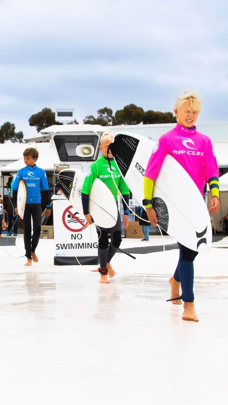 のインスタグラム：「Our #GromSearch 🇦🇺 National Final is underway 🙌  Let’s go!  — @urbnsurf  @surfingvictoria   #Surfing #RipCurl #GromSearchOnline #GromSearchNationalFinal #URBNSurf #SurfingVictoria #Groms #GromSquad」