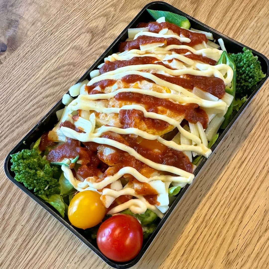 おちあやこさんのインスタグラム写真 - (おちあやこInstagram)「今日の夫弁当。  便利な冷凍ハンバーグを使ったロコモコ弁当。  ご飯、レタスの千切り、ハンバーグ、チーズ、両面目玉焼き、トマトソース、マヨネーズ  ブロッコリー、オクラ、プチトマト  をサイドに添えてます。 　  今日は運動会の代休なので、娘には髪を切りに行くのに付き合ってもらって、ランチでもしよう🎃  インフルエンザからの運動会が終わって、ホッとしてます。  #今日の夫弁当 #今日のお弁当 #お弁当 #弁当記録#あと14日」10月23日 8時59分 - ayako_ochi_fukuoka