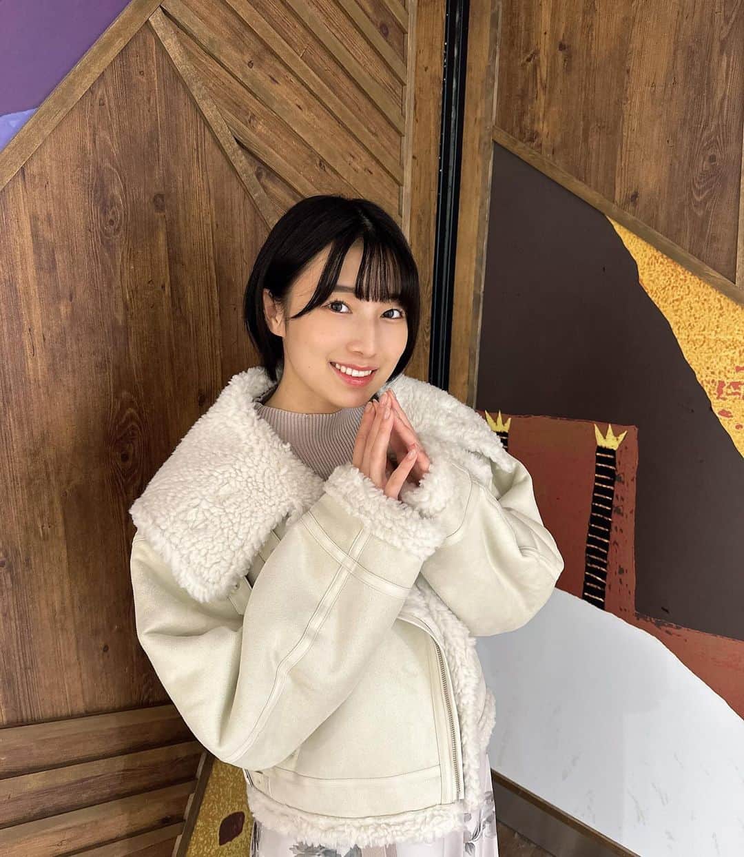 安部若菜さんのインスタグラム写真 - (安部若菜Instagram)「一足お先に、コートデビュー⛄️❄︎  急に寒くなって、ようやく衣替えをしました！ 皆さま、もう終わりましたか〜？  寒いのは嫌だけど、かわいいコート着れると思ったら…☺️ #mercuryduo#code#pr#アウター#冬コーデ#冬#骨格ストレート#骨スト#ショート#ショートヘア」10月23日 20時00分 - _wakapon_