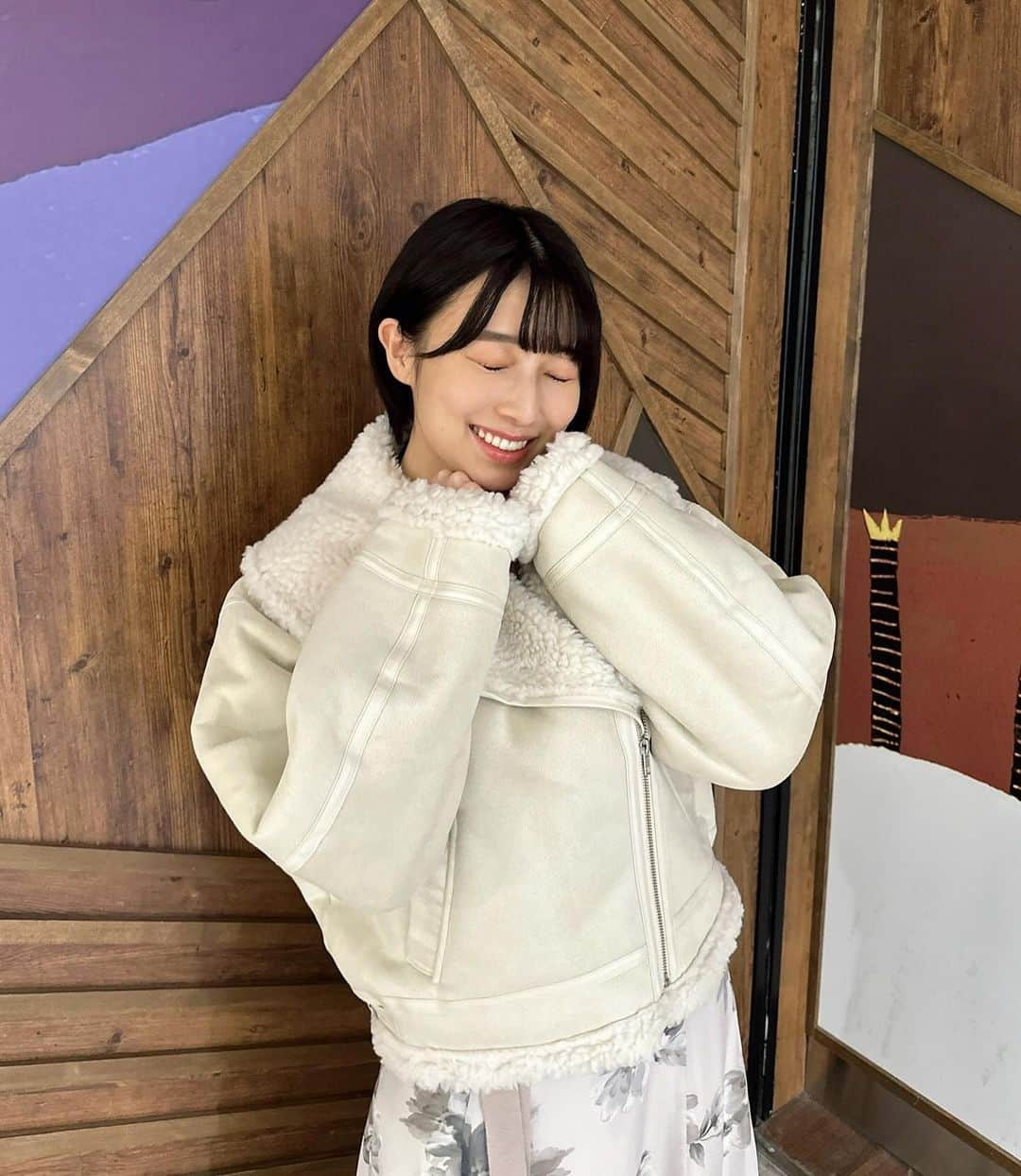 安部若菜さんのインスタグラム写真 - (安部若菜Instagram)「一足お先に、コートデビュー⛄️❄︎  急に寒くなって、ようやく衣替えをしました！ 皆さま、もう終わりましたか〜？  寒いのは嫌だけど、かわいいコート着れると思ったら…☺️ #mercuryduo#code#pr#アウター#冬コーデ#冬#骨格ストレート#骨スト#ショート#ショートヘア」10月23日 20時00分 - _wakapon_