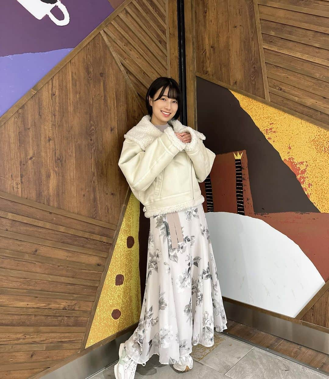 安部若菜さんのインスタグラム写真 - (安部若菜Instagram)「一足お先に、コートデビュー⛄️❄︎  急に寒くなって、ようやく衣替えをしました！ 皆さま、もう終わりましたか〜？  寒いのは嫌だけど、かわいいコート着れると思ったら…☺️ #mercuryduo#code#pr#アウター#冬コーデ#冬#骨格ストレート#骨スト#ショート#ショートヘア」10月23日 20時00分 - _wakapon_