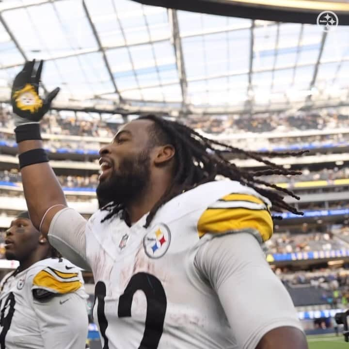 ピッツバーグ・スティーラーズのインスタグラム：「TURN UP‼️  #SteelersNation | #HereWeGo」