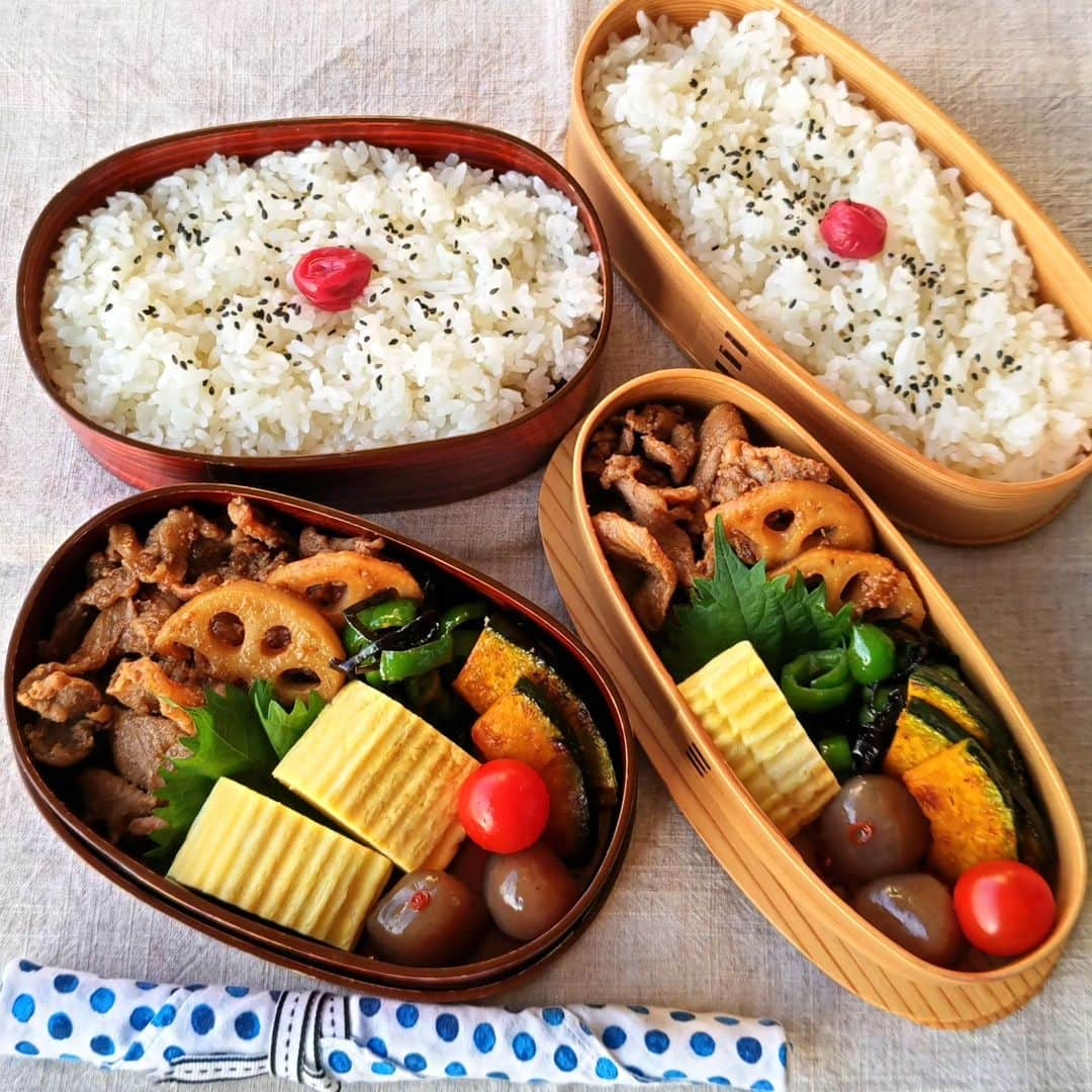 藤森夕子のインスタグラム：「おはようございます(^^) 今日の夫＆息子弁当は、豚肉焼きました  昨日は、入籍記念日だったのだけど、ちょうど単発でチョコレートケーキのレッスンがあったので申し込んで焼いてきました(*^^)v  バラは息子から「結婚記念日おめでとう！」と♡  お花のプレゼントは気持ちもお部屋も明るくなるからとっても嬉しい！  最近家族揃って会話しながら食事することが少くなっていたから、昨日は、久しぶりにゆっくり色々と話しながら食事を楽しむことができて嬉しかったです  また今日も新しい一日、大切に過ごそうと思います！  みなさんもいい一日になりますように♡ 今週もよろしくお願いします(^^)  #お弁当#お弁当記録#息子弁当#男子高校生弁当#男子弁当#二段弁当#まげわっぱ#曲げわっぱ#部活弁当#スポーツ弁当#だし巻き玉子#手づくり箸入れ#ていねいな暮らし#てづくりおべんと#和食#obento#lunchbox#japanesefood#cooking#オベンタグラム#毎日お弁当#今日のお弁当#高校生弁当#まげわっぱ弁当#お弁当クラブ#家族弁当#親子弁当#クロワッサン普段弁当#大館工芸社」