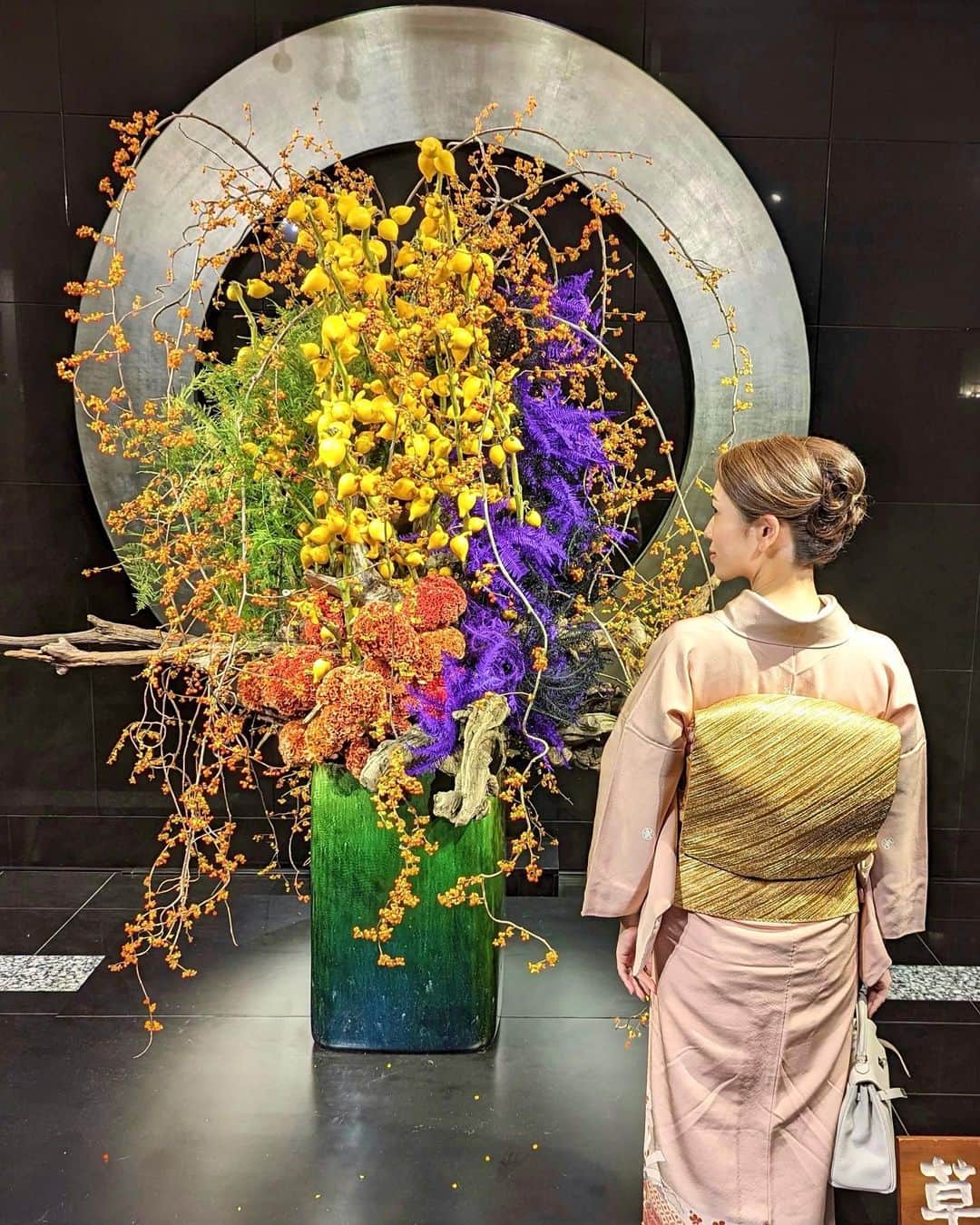 安岡あゆみさんのインスタグラム写真 - (安岡あゆみInstagram)「. 週末は、お世話になっている方の傘寿のお祝いに夫婦で参加しました。 折角の機会なので母の色留袖を着て🌸傘寿のお祝いに合わせ帯はゴールドに。 ご兄弟で力を合わせて事業を拡大させたお話や、主催された方の愛に溢れる演出に、深く感銘を受けた一日でした☺️ . . #kimono #newotani #newotanitokyo #hermes #kelly #kelly25 #着物 #色留袖 #ニューオータニ #ニューオータニ東京 #傘寿のお祝い #エルメス #ケリー #ケリー25」10月23日 9時12分 - ayumi_yasuoka