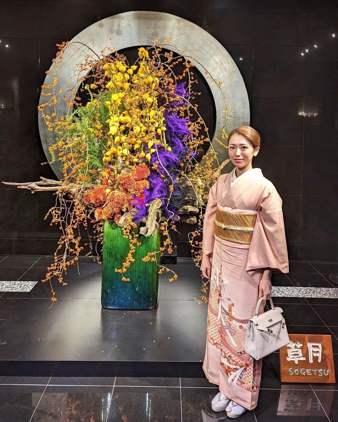 安岡あゆみのインスタグラム：「. 週末は、お世話になっている方の傘寿のお祝いに夫婦で参加しました。 折角の機会なので母の色留袖を着て🌸傘寿のお祝いに合わせ帯はゴールドに。 ご兄弟で力を合わせて事業を拡大させたお話や、主催された方の愛に溢れる演出に、深く感銘を受けた一日でした☺️ . . #kimono #newotani #newotanitokyo #hermes #kelly #kelly25 #着物 #色留袖 #ニューオータニ #ニューオータニ東京 #傘寿のお祝い #エルメス #ケリー #ケリー25」