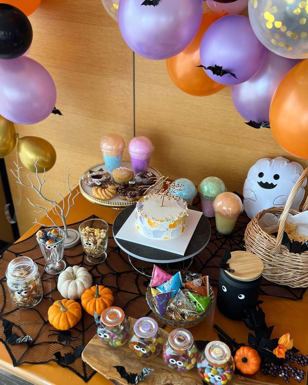 urakoのインスタグラム：「. 9月上旬に 8.9月のお誕生日会と かなり早めの Halloween party👻🎃 . 子供たちの可愛い仮装と 今日だけはお菓子も食べ放題で 大人も子供も楽しめた あっという間の6時間でした . . 今月は家族が順番にお熱やらインフルやらで 予定も色々キャンセルで 何もできなかったから😭 早めのハロウィンしてて良かった😌 . #Halloween」