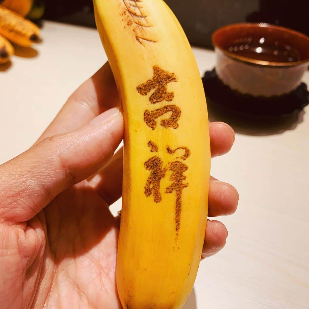 エンドケイプのインスタグラム：「「料亭吉祥」を彫る #料亭吉祥 #吉祥 #漢字 #マレーシア #ジョホールバル  #バナナアート #バナナート #バナナ  #エンドケイプ  #banana #bananaart」