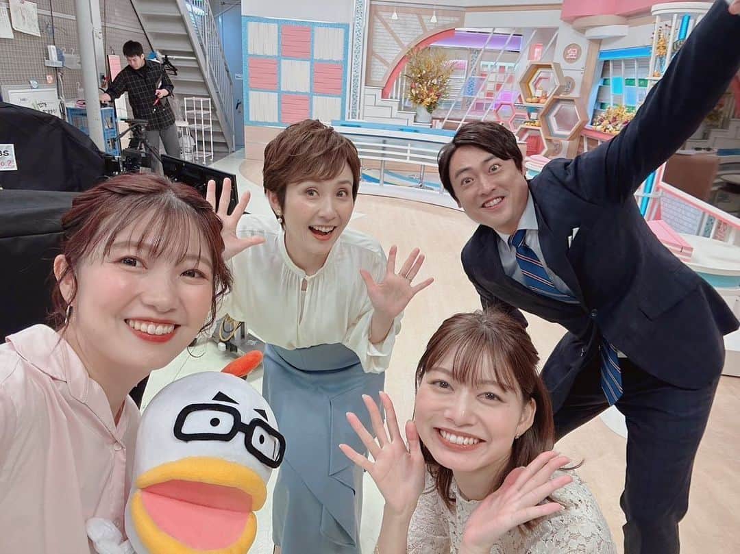 川崎優のインスタグラム：「. . 月曜日。今週もバリはやッ！よろしくお願いします🐓  もりいまいちゃん（ @mayisenjing ）の NEWスマホでナゾの記念撮影。笑🤣 可愛くなるアプリ！ありがたい！！✨  本番５秒前までワイワイしている我々です🤯✨ まいちゃんとは同い年コンビ。 水曜コメンテーターの武田先生もディレクターさんにも同級生がいて…なんだかうれしきかな。  #若林さんは今日ずっとなにやら踊っていた笑 #スダさんは本番前にテンション使い切りそうなくらい信じられないテンションだった #まいちゃんのスマホ羨ましいたけ #朝ごはん友達　 #ご近所会」