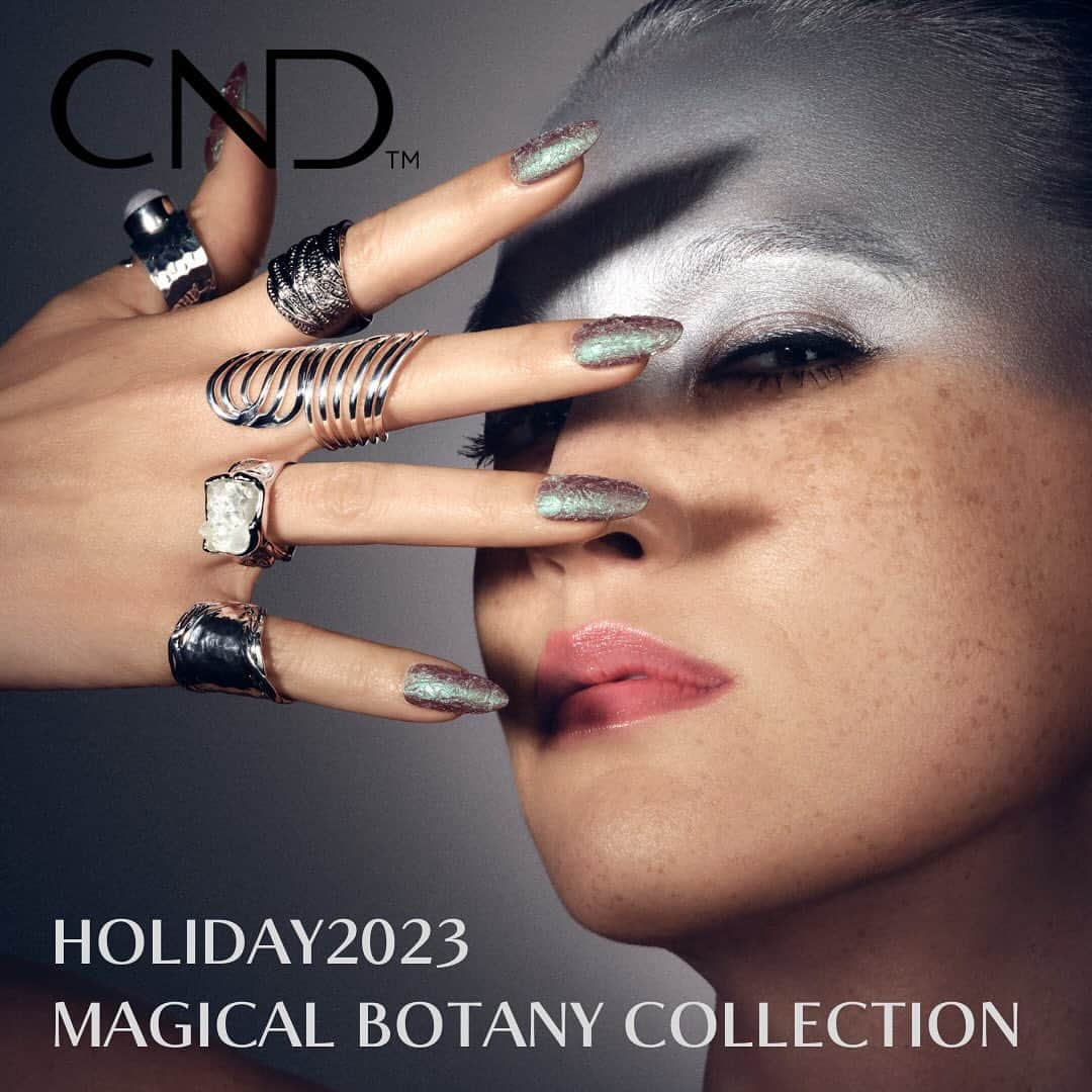 CND日本公式アカウントのインスタグラム：「. NEW! 2022.11.15発売🌟 2023 HOLIDAY 『MAGICAL BOTANY』COLLECTION   寒い朝の結晶化した葉や緑の常緑樹など あふれる自然の美しさは、 豊かな自然への感謝を表してます。 自然の美しさからインスピレーションを得たカラーは、まるで人々を魅了する おとぎ話の世界に誘う 4色です🤩  455 Forever Green フォーエバー グリーン(パールマット)  456 Frostbite フロストバイト(パール)  457 Midnight Flight ミッドナイト フライト(パールマット)  458 It’s Getting Golder イッツ ゲッティング ゴールダー(パール)  冬に向けてダークでムーディーな 色合いのこのコレクションは、　 輝く氷柱、霜に覆われた森など、 自然の魅力的な要素が加わり、 指先や足先に魔法を掛けてくれます💫  ※日本ではシェラック(4色)のみの発売です ※実際のカラーと異なる場合がございます。 ご了承ください。  シェラックは下記の販売店様でお取扱いしております。 @nailshoptat @nailpartner @naillabojp @life_beauty_pro ※別途会員登録が必要な場合がございます ※直接各店へお問い合わせください  #新色 #新色発売 #新商品発売  #cnd #cndworld #shellac #cndshellac  #シェラック #シェラックネイル #爪を削らない #爪に優しい #ネイル #タカラベルモント#シェラックカラー」