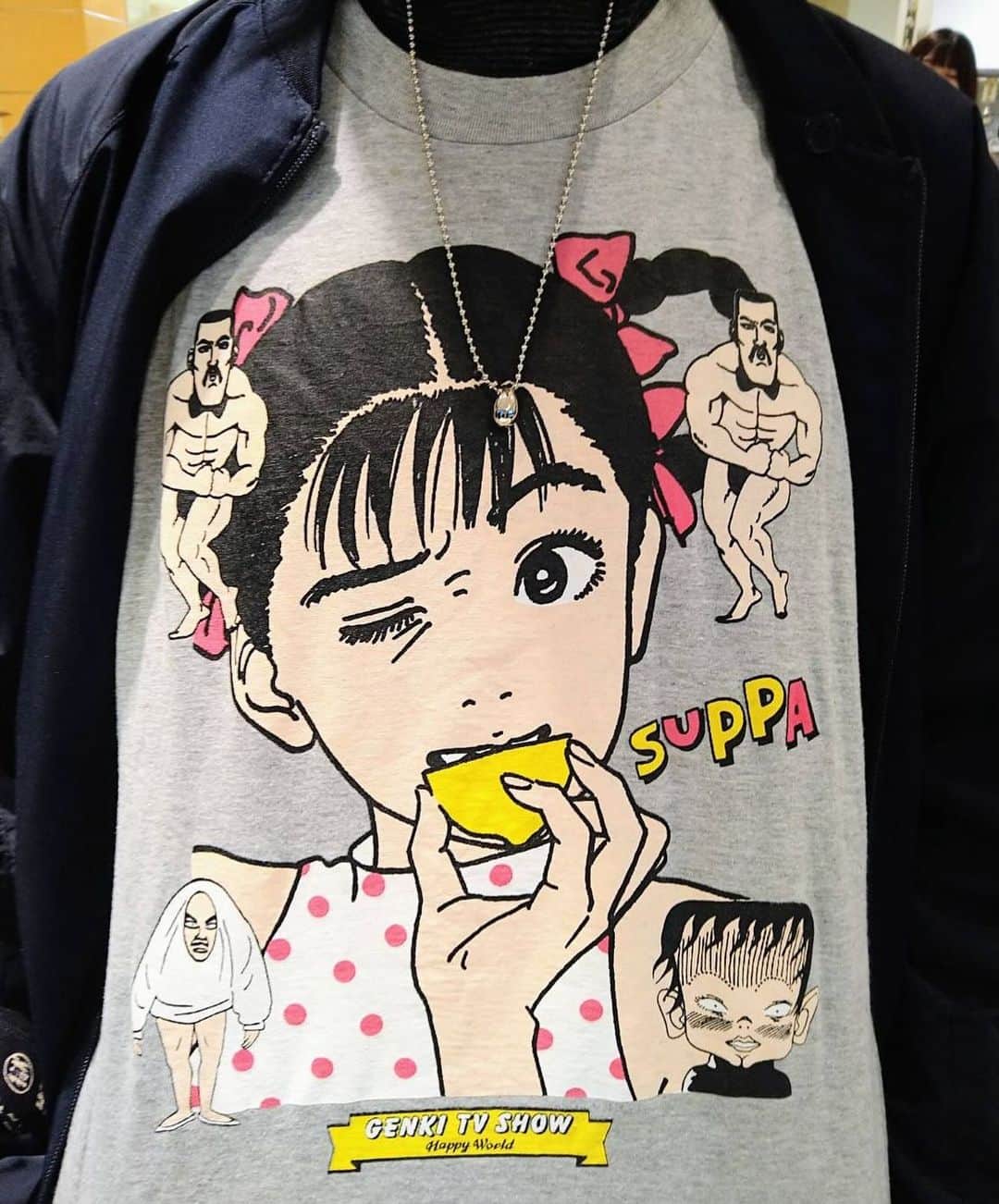 江口寿史さんのインスタグラム写真 - (江口寿史Instagram)「松本PARCOのサイン会に来てくれたハタチ前後の女の子。 昔「元気が出るテレビ」のオープニングアニメを担当した時に、番組が視聴者プレゼント用に作ったTシャツを着て、ボロボロに読み込まれたぼくの古い単行本を差し出した。 「お父さんのなんですけど二年前に死んじゃって、、」と言って言葉を詰まらせた。二年前だとまだ思い出は生々しいのだろう。　  歳を取ったせいか最近なんだか涙脆い。 お父さんが好きだった作家のサイン会がある。 お父さんがよく読んでいた本にサインしてもらおう。 お父さんの古いTシャツを着て、ここに来てくれた思いに胸が詰まった。 「お父さんも喜んでるね」と、歯の浮いたようなことを言おうとしたが声にしたら溢れでそうで言葉を飲み込んでしまった。」10月23日 9時20分 - egutihisasi