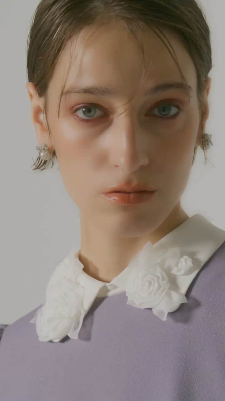 celford_officialのインスタグラム：「【Yumi Katsura for CELFORD】 ⁡ 「進化し続ける大人のオケージョンドレス」 ⁡ 襟には1つ1つ手作りされた 繊細なオーガンジーのバラと葉があしらわれ、 まるでウエディングブーケのような華やかさ。 ⁡ 美しいディテールに心躍る、 クチュール感に満ちたミニ丈ワンピースです。 ⁡ 袖口には存在感のあるカフス、 そして袖山は印象的なタック使いを施し、 清楚なAラインシルエットを引き立てます。 ⁡ さらに襟とカフスは取り外し可能で、 シンプルシックなスタイルも楽しめる4way仕様。 ⁡ さまざまなシーンで着回せる一着です。 ⁡ 【Yumi Katsura for CELFORD】 ローズユミカラーAラインワンピース ¥31,900 ⁡ 数量限定のため、どうぞお早めに。 ⁡ ⁡ #CELFORDAW23 #celford #セルフォート　゙」