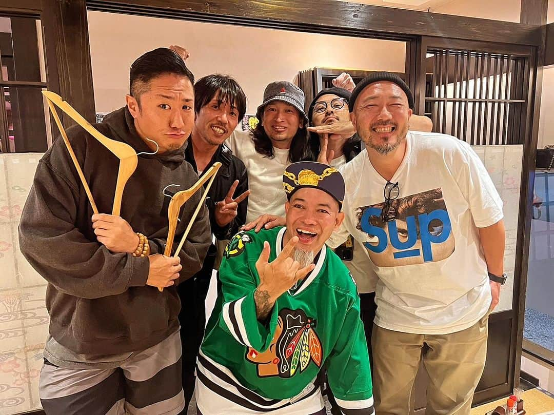 コシバKENのインスタグラム：「. 友達とハンガー男。  #ETKING #かりゆし58 #センコウは #武田鉄矢やな言うてた #しんごちゃん #刑事物語と続けてた #これがキャリアよ #わからん人はググってね」