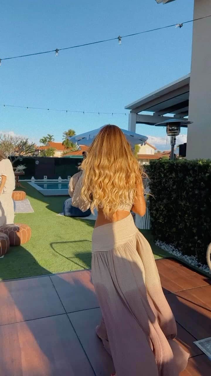 Gaby Espinoのインスタグラム：「Por una GRAN semana! 🤍 🙏🏻 A darlo todooo!」