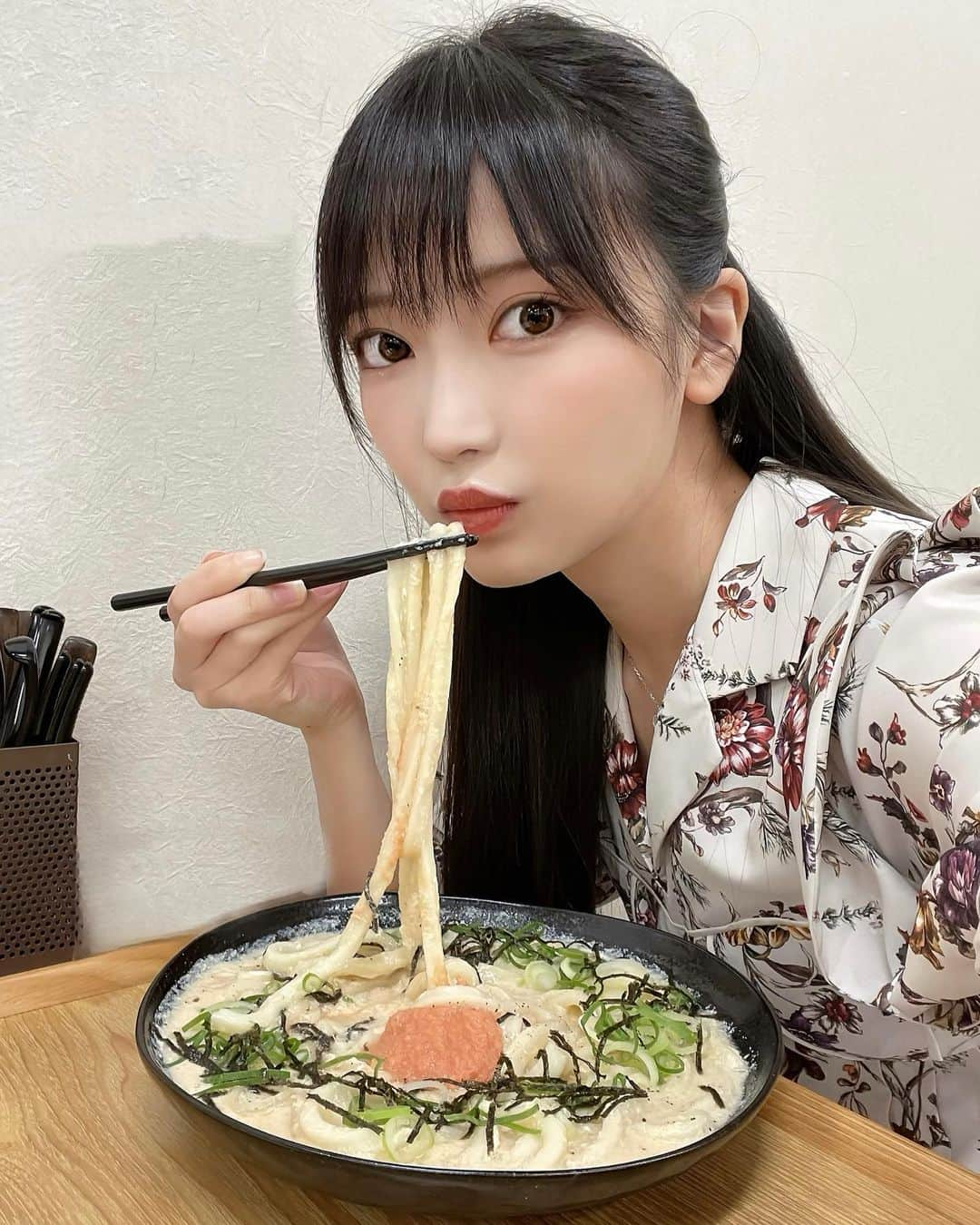 吉沢朱音のインスタグラム：「おはよう=͟͞ ( ˙꒳​˙)🍜 実家福岡のうどん屋行ってきました！ 福岡のテレビで紹介されてから大盛況だそう…💭 . 新メニューで夜限定の明太クリームうどん美味☺️ . 今日もいちにち！！！！ . . . @udondining_mantokuya  #うどんダイニング万徳屋 #福岡グルメ #福岡うどん  #美味しいご飯 #udon #食いしん坊」