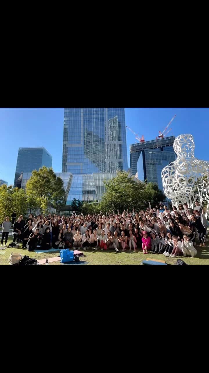 野沢和香のインスタグラム：「昨日は虎ノ門ヒルズでのYOGA！ 快晴に恵まれて、動き出したらお日様カンカン☀️１０月だと言うのにノースリーブがピッタリ😂 そよ風が心地よくて、最高のヨガ日和でした。 都会の真ん中で、150人で呼吸を合わせる時間をマインドフルネスに味わった瞬間😙  今年の残り2ケ月を大切に味わってもらいたいな〜♪なんて思ってMindful をテーマにヨガと瞑想をガイドさせていただきました。 皆の笑顔が眩しくて最高の時間でした🙏 参加してくださった皆様ありがとうございました✨  控室のトラえもんにテンション爆あがり😆🤍」