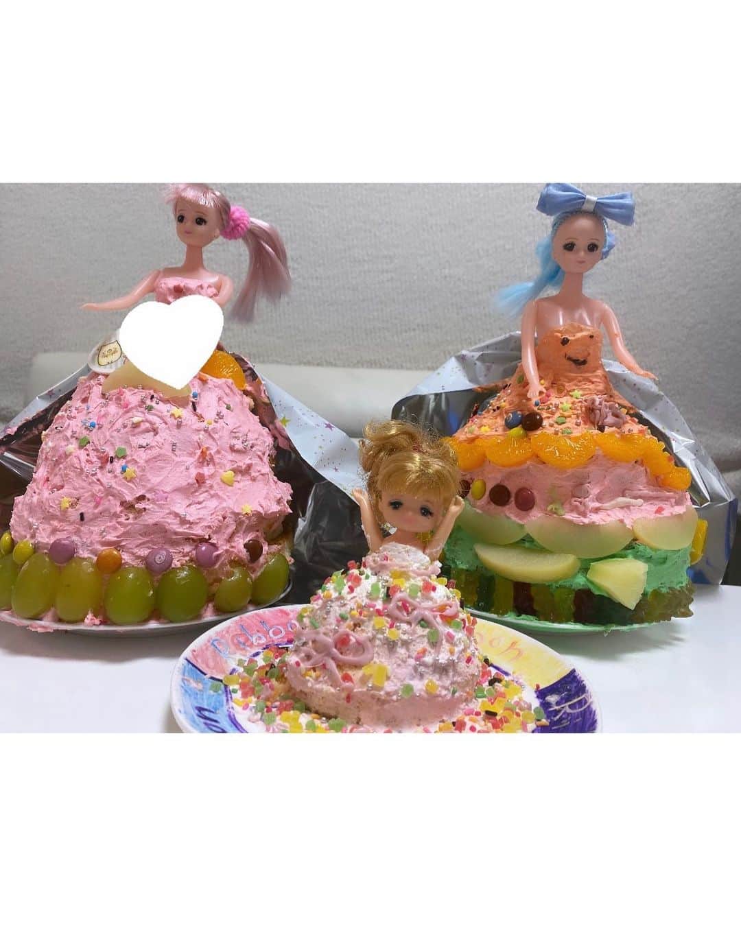 熊田曜子のインスタグラム：「三姉妹による手作りドールケーキ🎂💕 上手によく出来ました👏💕  #三姉妹　#次女　#お誕生日 #8歳　#おめでとう　#お祝い　#dollcake #ドールケーキ　#手作り」