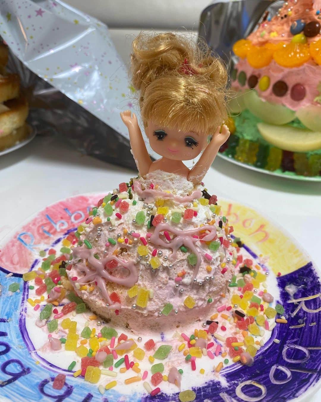 熊田曜子さんのインスタグラム写真 - (熊田曜子Instagram)「三姉妹による手作りドールケーキ🎂💕 上手によく出来ました👏💕  #三姉妹　#次女　#お誕生日 #8歳　#おめでとう　#お祝い　#dollcake #ドールケーキ　#手作り」10月23日 9時31分 - kumadayoko