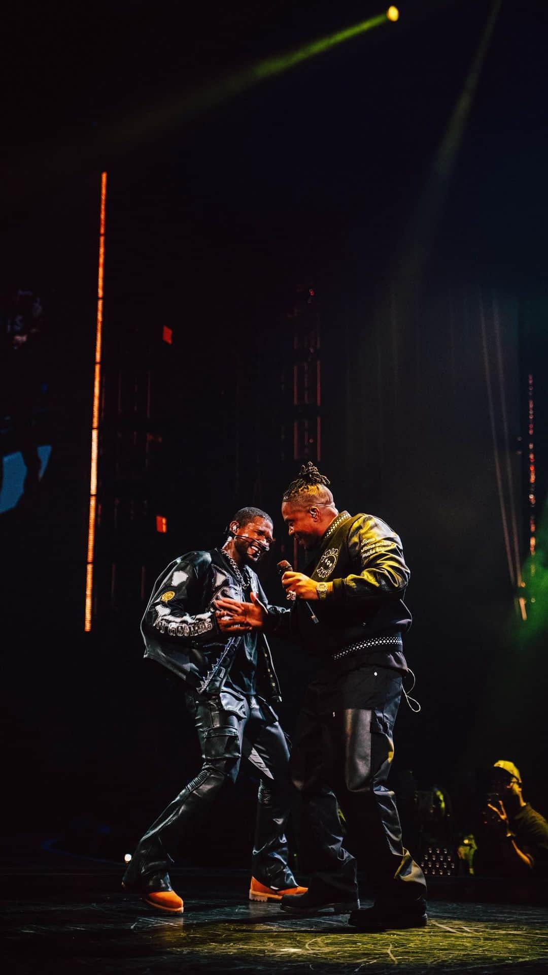 アッシャーのインスタグラム：「The King of Queens @nas popped out and the crowd went craaaazy!! Respect ✊🏾🗽」