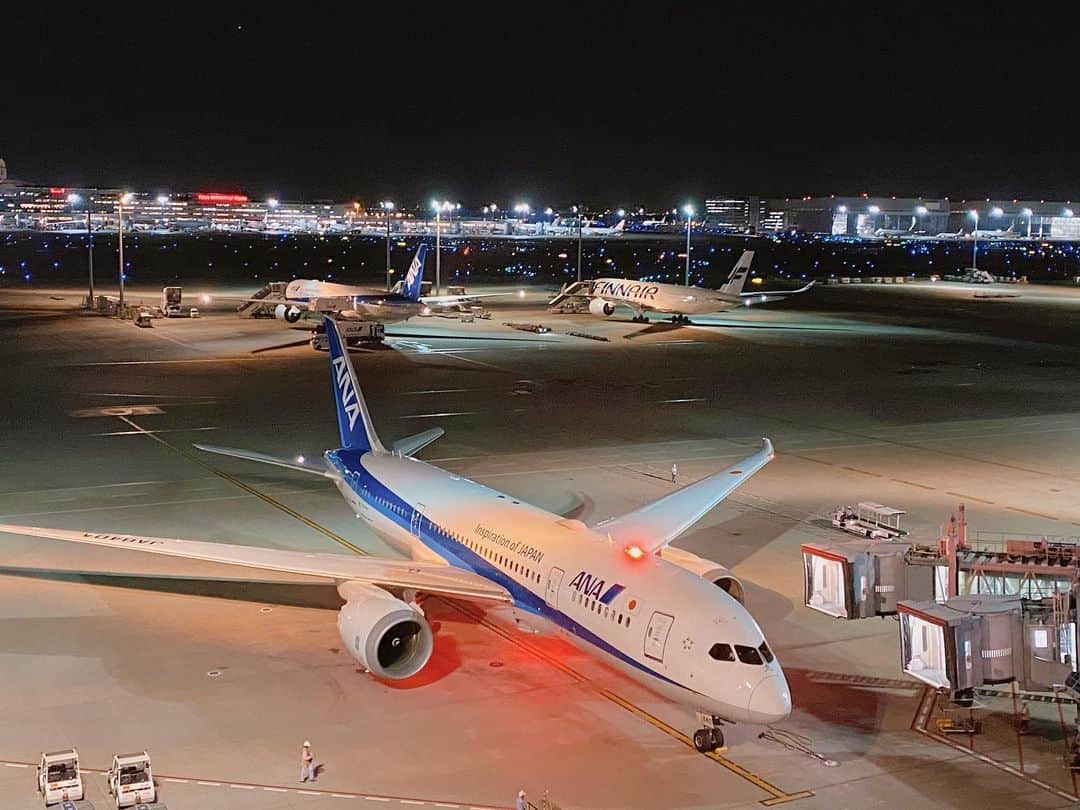 狩野茉莉のインスタグラム：「飛行機に乗らず空港だけに遊びに行った！これいい💖旅行以外で空港行くの初めてだったけどテンション上がった！😍展望デッキから双眼鏡で飛行機をじっくり見て、その後空港内のお好み焼き屋さんでたっぷりチーズのお好み焼きを食べた！😍  #羽田空港 #展望デッキ #町や #たっぷりチーズ」