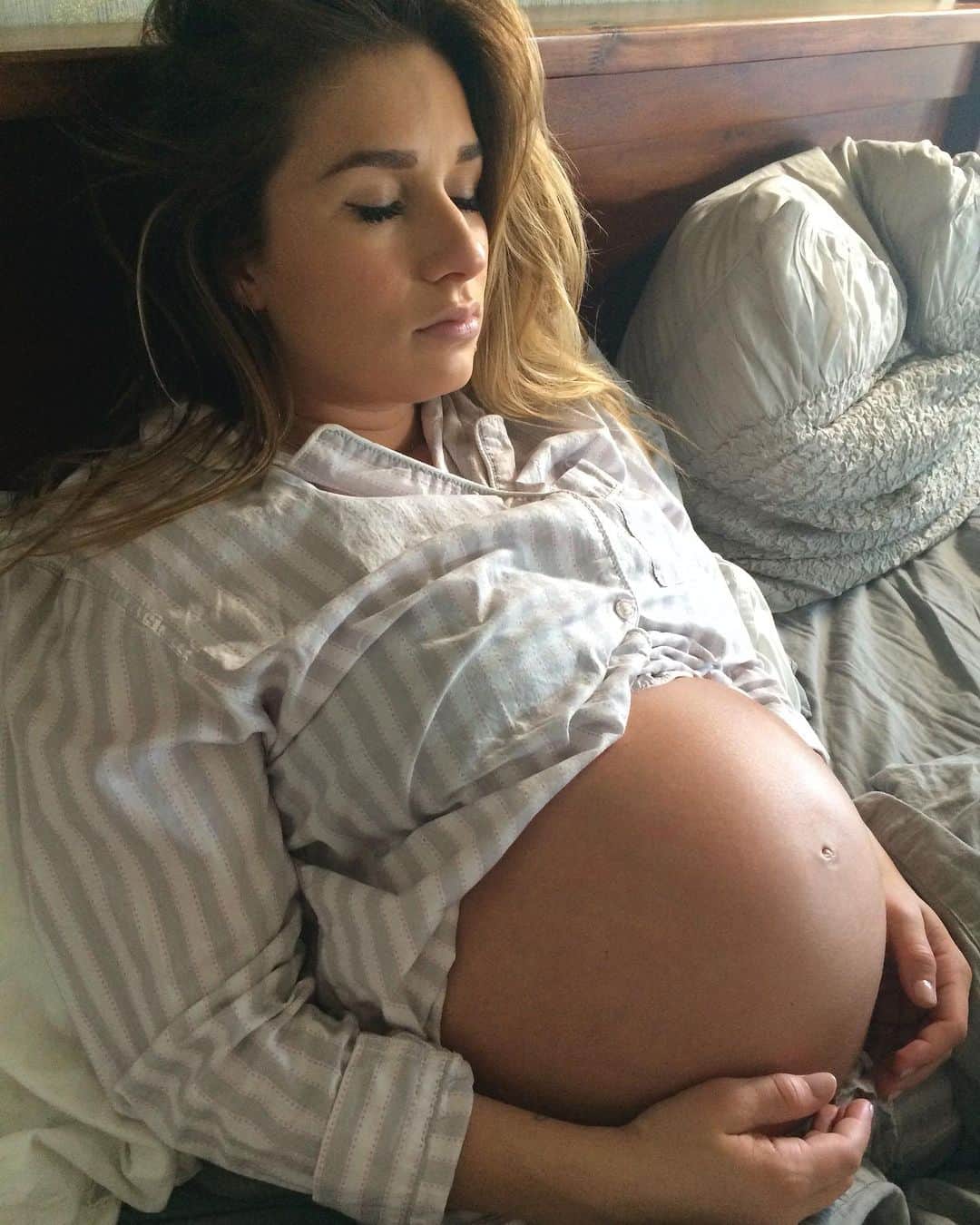 Jessie Jamesのインスタグラム：「Love seeing how y’all are using “I’m Gonna Love You” in your own posts with your precious families ☺️ I can’t wait to meet this sweet baby 🥰 Swipe to the end for now ❤️❤️❤️❤️」