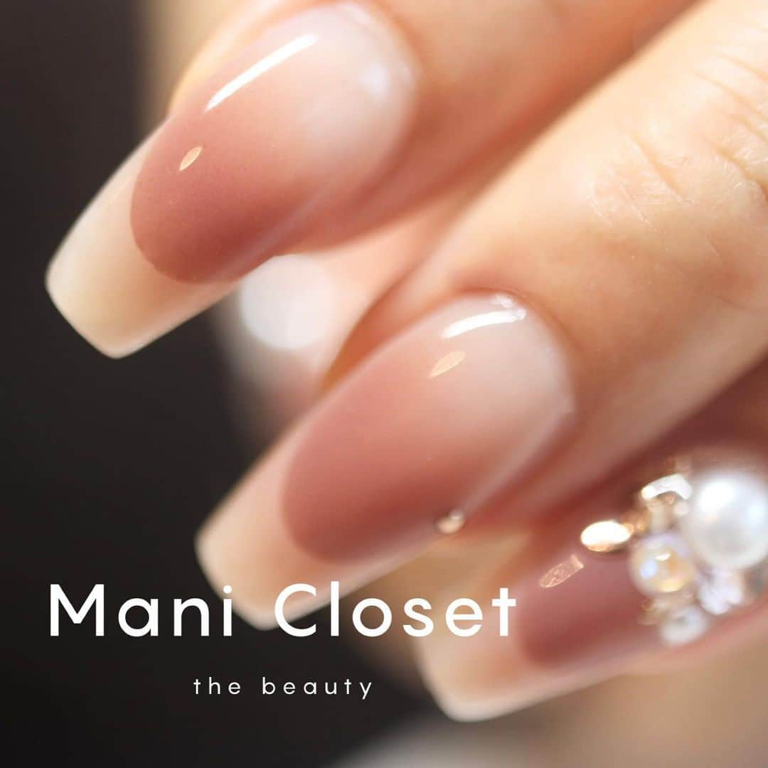 筒井のぞみのインスタグラム：「・ ・ Hello.  We are Mani Closet.   We will continue to deliver airbrush designs that will be loved by all airbrush users.  Let's all enjoy airbrushing🎧🎧  @manicloset_the_beauty   🫧🫧🫧🫧🫧🫧🫧🫧🫧🫧  #マニクローゼット #manicloset  #manicloset_the_beauty #シンプルネイル #長さ出し #エアブラシネイル #エアブラシアート #エアブラシ導入サロン #エアブラシ専門サロン #バーチャルフレンチ #美爪形成ネイル #大人ネイル #ワンホンネイル  🫧🫧🫧🫧🫧🫧🫧🫧🫧」