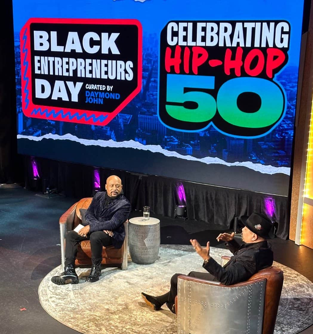 アイス-Tのインスタグラム：「Last night I had the Pleasure and Honor of sitting on the WorldFamous Apollo Theater stage and chop up some Advanced Financial Game in front of a packed house with my good friend @thesharkdaymond 💎」