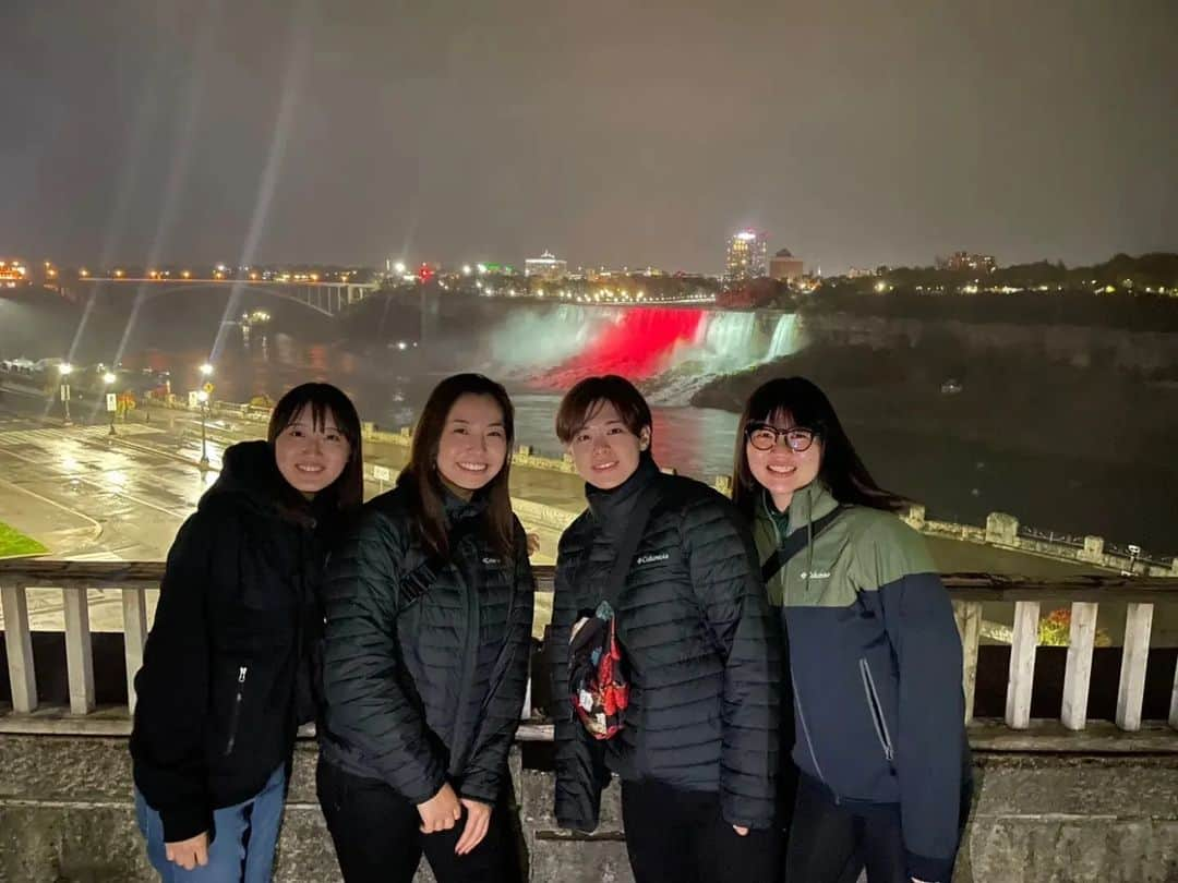 近江谷杏菜さんのインスタグラム写真 - (近江谷杏菜Instagram)「Canada week 7 in Niagara Falls  ↠↠↠↠↠↠↠↠↠↠↠↠↠↠ ☄️Hearing Life GSOC Tour Challenge Tier2☄️ 予選4勝0敗　準々決勝敗退ベスト8 ↠↠↠↠↠↠↠↠↠↠↠↠↠↠  今週も応援ありがとうございました😌  結果に関しては、本当に悔しいの一言です。 あと一歩のところを行ったり来たり…難しい時間ですがチーム皆でしっかりと乗り越えていきたいです。  アリーナアイスでのショットメイクはチーム全体として想像以上によく機能していたと思います。よく曲がるし、滑りの変化も多い、石のばらつきも少なくなかったなかで、チームがずっと取り組んでいる基礎技術とコミュニケーション、スイープコンビネーション、身体のコントロール力が活かせていると感じています。 少しずつ…少しずつ…の成長ではありますが、良かった点もしっかり自信として持ち帰ります。  今週は、日本チームも多く出場していましたし、各国のチームやカーリング関係者との久々の再会も多く、改めてカーリングの世界の温かさを感じながらプレーすることが出来ました✨  またグランドスラムとNiagaraFallsのご配慮で、滝のライトアップの経験までさせていただきました！！日本の国旗色😍とても特別な思い出になりました！  次回はグランドスラムの15/16位以内のチームとして、この舞台に戻って来られるように引き続き頑張ります！  カナダ遠征もいよいよ終盤。 あと２大会です🔥🔥  Next→Saville Grand Prix / Edmonton.AB  #カーリング #フォルティウス #カナダ合宿中 #curling #canada #niagarafalls」10月23日 9時56分 - annaohmiya12