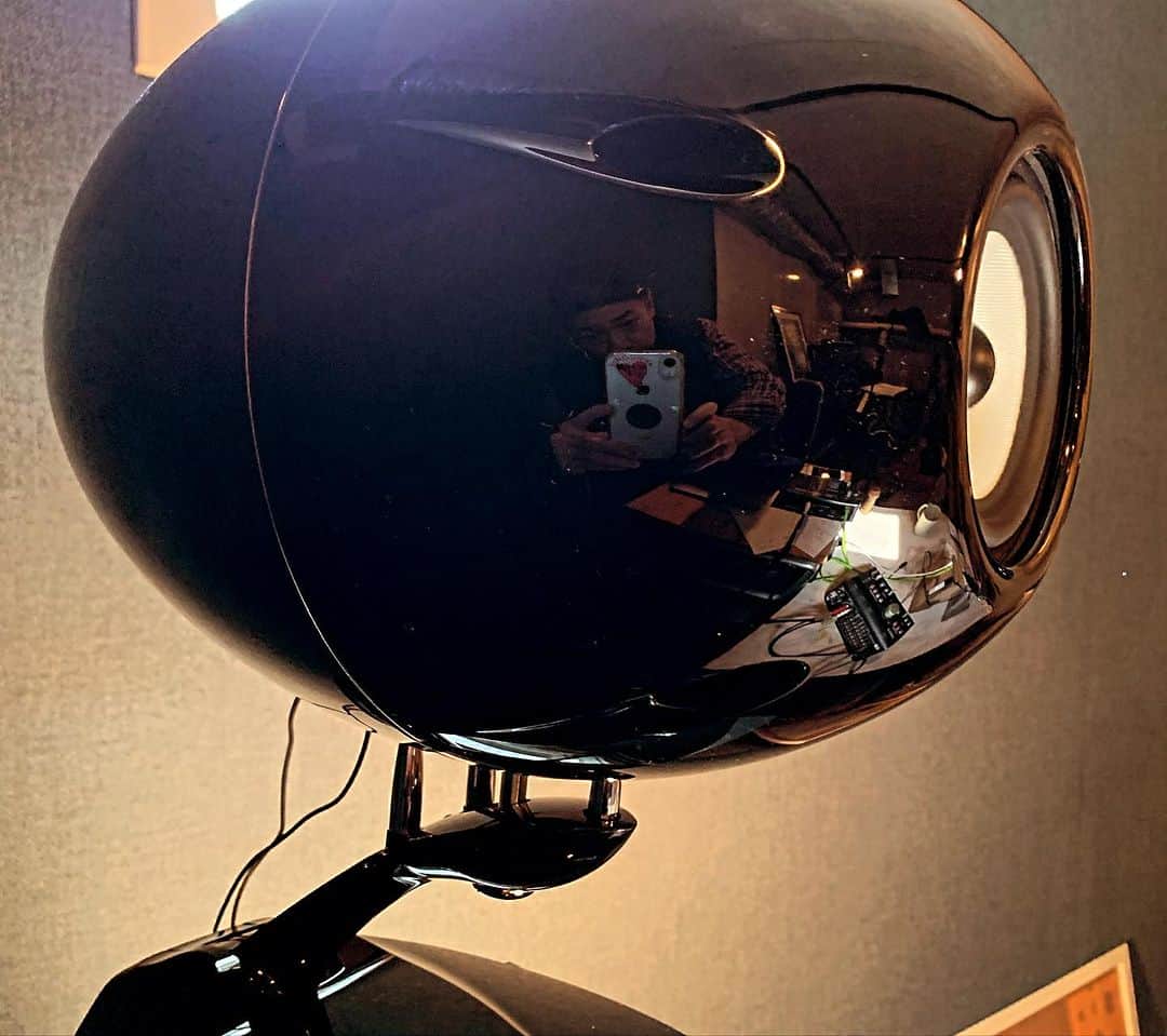 河口恭吾さんのインスタグラム写真 - (河口恭吾Instagram)「長年愛用している作業用スピーカーイクリプスTD510MK2 株)デンソーテンさんにご配慮頂き新品を送って頂きました。  スピーカーがないと困るだろうと新品到着までの間にはデモ機を貸し出して頂き、本当に助かりました。  今朝、新品をセットして素晴らしい音に聞き惚れています。  株)デンソーテン様、はじめご協力頂いた皆さまへ感謝申し上げます。  ここ数ヶ月、色んなもの、特に機材が壊れていましたが、やっと落ち着いてきました。  新しい機材に入れ替えたり、今回のようにまた同じ物を使えたり、人のご縁を頂いたりと、やはり、起こる物事は必然な気がしている今日この頃です。  #TD510MK2 #DENSOTEN #デンソーテン　#イクリプスTD510MK2音が良い　#モニタースピーカー　#パッシブスピーカー　#パッシブスピーカー少ないけど好き」10月23日 9時57分 - kawaguchikyogo