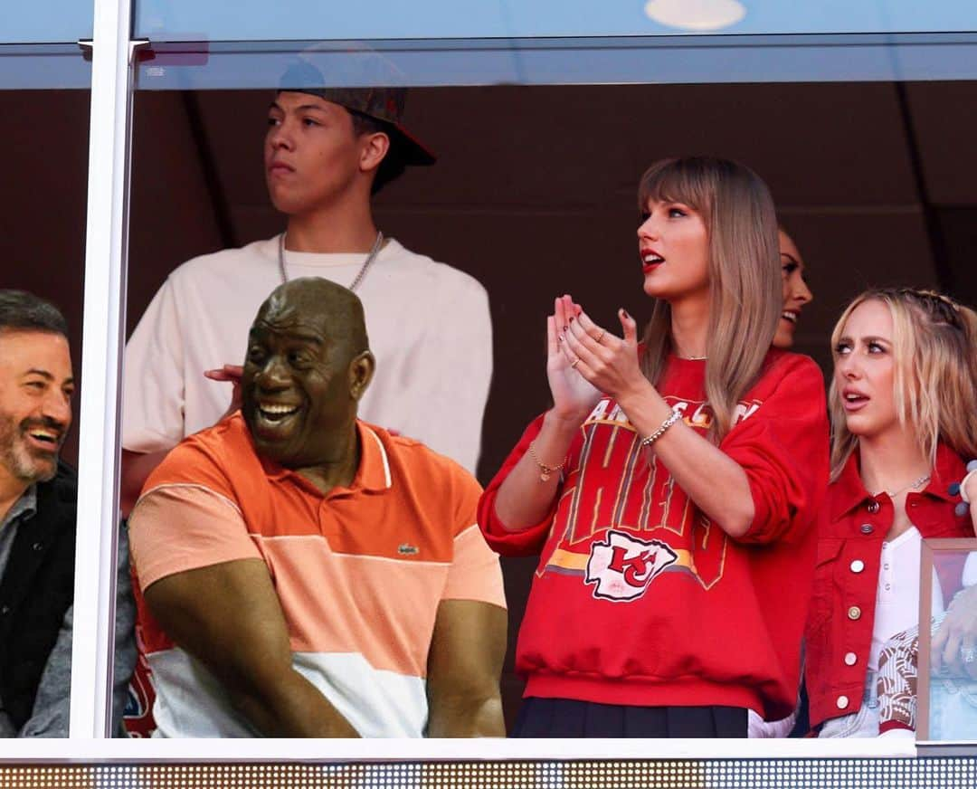 ジミー・キンメルさんのインスタグラム写真 - (ジミー・キンメルInstagram)「A magical afternoon with the squad! @Chiefs @MagicJohnson @TaylorSwift」10月23日 9時57分 - jimmykimmel