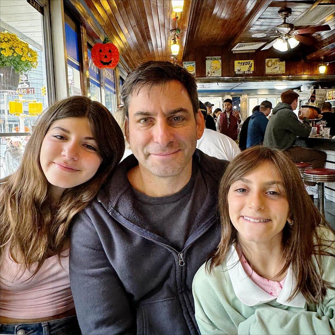 Ilana Wilesのインスタグラム：「It was Mike’s birthday today! 51. Craziness. He had diner eggs for breakfast, an Italian sandwich for lunch, Nobu for dinner and also got to walk through Washington Square Park on one of the first non-rainy Sundays this fall, got to visit the biggest thing to happen to NYC since Studio 54 (the new Wegman’s in Astor Place), returned the expensive cashmere sweater I got him in exchange for two less expensive cashmere sweaters… oh! And the Giants won! So all in all, an excellent day in the Mikeyverse!」
