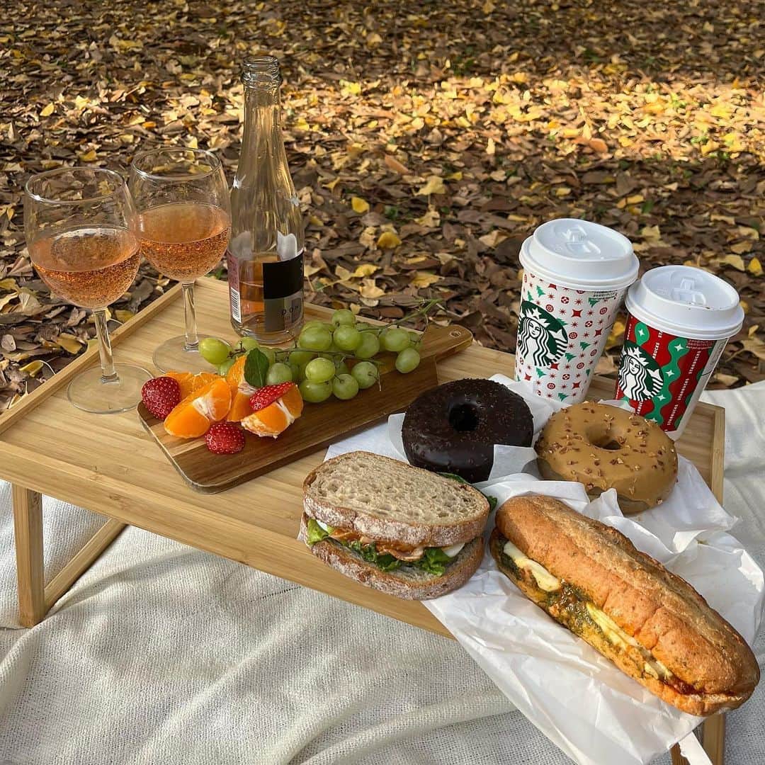 若松来海さんのインスタグラム写真 - (若松来海Instagram)「秋ピクニック🎃🍁🍄🌰 実は昨年のやつ🫤笑 ⁡ ⁡ ⁡ ⁡ ⁡ ⁡ ⁡ ⁡  #秋ピクニック #秋  #秋コーデ  #ピクニック  #ピクニック弁当  #ピクニックランチ  #ピクニックデート  #おしゃピク  #おしゃれピクニック  #代々木公園  #渋谷  #picnic  #autumn  #公園コーデ  #スターバックス  #スタバ  #紅葉スポット  #紅葉デート  #紅葉シーズン #ikea #ikea購入品 #イケア  #イケア購入品 #スタバ  #スターバックス  #starbucks  #yoyogipark #渋谷カフェ」10月24日 6時00分 - mllklog