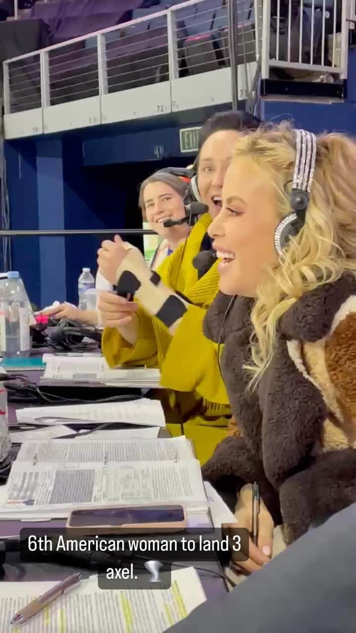 タラ・リピンスキーのインスタグラム：「What a great start to skating season! 10 years in the booth with @johnnygweir and @terrygannon83 ❤️❤️ (these two guys are my family. It feels like we never part for the off season…too lucky)   And @amberglenniceskater pushed the sport forward today for American skaters. Becoming the 6th American woman to land a triple axel. No other American woman is attempting the 3 axel at the moment and that takes guts. I love to watch the sport evolve and move forward 💪🏼 It was so exciting to be in the arena for this moment. Bravo Amber. 👏🏻  I love my sport so much and it’s alway home for me. When I enter a rink or arena, I instantly feel a sense of calm. The smell, the feel, the lights, the cold. It’s my home forever. ⛸️  #olympics #tripleaxel #amberglenn #figureskating」