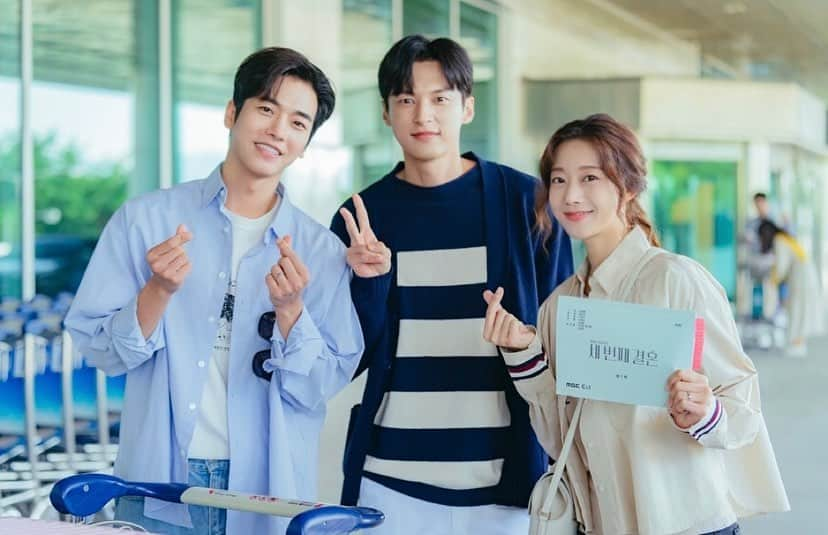 オ・スンア のインスタグラム：「-  드디어 오늘...!  MBC < 세번째 결혼 > 첫방송입니다🤍🩶  모두가 최선을 다해 찍고있습니다🎬  오늘 저녁 7시 5분 본방사수 부탁드려요🤭❤️  #mbc #세번째결혼 #배우 #윤선우 #오승아 #문지후 #오세영 #이재진감독님 #🎬」