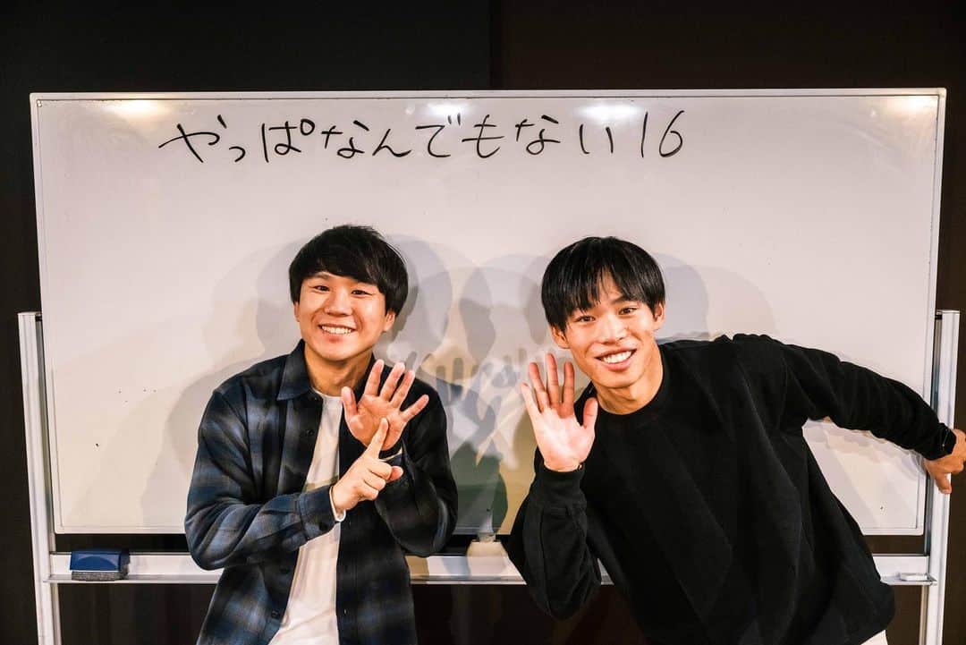 のインスタグラム：「『やっぱなんでもないvol.16』 昨日は渋谷ユーロライブにて開催！みなさまお越しくださってありがとうございました！！次回が11月7日とほぼ間がなく開催となっていますすみません！さらになんでもない話になるかもしれない！もしよければ本日19時よりチケット発売開始されますのでぜひお待ちしています！昨日劇場周辺のこの時間帯怖いかもと言っていたのですが、近くでハロウィンイベントがあったみたいで普通に傷だらけのお兄さんやゾンビが歩いてて倍怖かった。 #やっぱなんでもない」