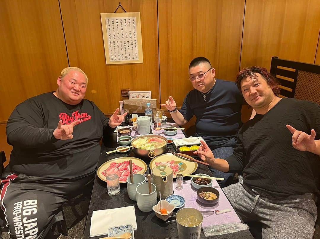 浜亮太さんのインスタグラム写真 - (浜亮太Instagram)「大日本プロレス札幌大会に御来場頂き有り難うございました！  試合後は小暮の兄貴と食事会！  楽しかった！😆  #浜亮太 #bjw #中之上靖文 #札幌 #兄貴」10月23日 10時14分 - hama.2964