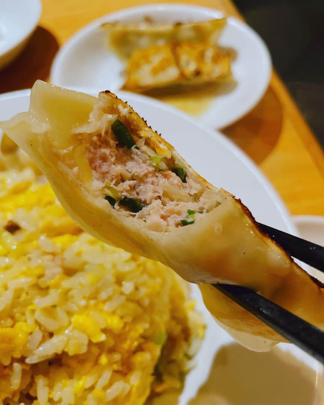 のインスタグラム：「餃餃餃〜！ こちら赤坂の中国料理かおたんから焼き餃子！ チャーハンセットには大盛りチャーハンと焼餃子3つ！ チャーハンもボリューミーで餃子もしっかり大きめなのでランチ満腹確定！ 絶対美味しいその餃子をいっぱい食べて欲しい餃〜！  #餃子 #焼餃子 #中国料理かおたん #餃子君 #かおたんって響き可愛い #かおたん推し #餃子も美味いから #実際推しても問題ない #天津向 #川島ねごと #餃餃餃」