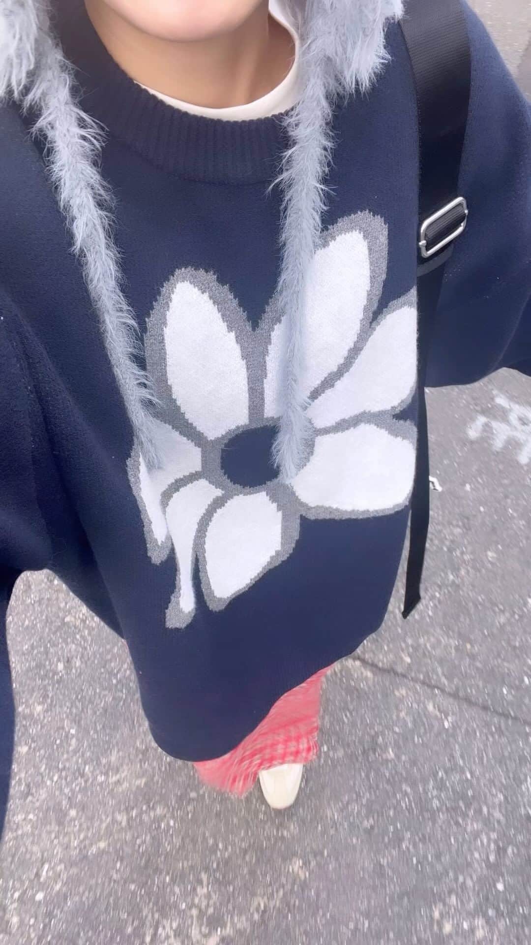 畠山千明のインスタグラム：「@junred_jp の🌼ニットを着てるまとめ🩶 私はネイビーに白いお花にした(めちゃカラバリある) お花とチェックの組み合わせが昔から大好きで登場多め😂 肩にかけてもお花が見えてほっこり🌼☺️🌼 ご参考までに私が着ているのはⓂ️サイズです〜！  #junred　 #レクバイジュンレッド #PR」