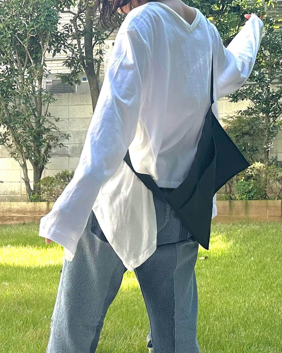 李ヒャンさんのインスタグラム写真 - (李ヒャンInstagram)「Tops/ 2WAY LONG T(white) Pants/ HALF&HALD DENIM PANTS Bag/EPRON BAG(blue) 普通の白ロンTだとつまらないなって方にはこちらがオススメ♡ 展示会でも実物みるとこっちがいいかもって方も多かったかな。 必要最低限のものだけ入れられるエプロンバッグは斜めがけもできるもオススメポイントです。 usedのデニムを２本贅沢に使ったリメイクデニムパンツ。 １本で2トーンのカラーを楽しめます。 裾な互い違うに長さを変えて切りっぱなし仕様にしてます。 お尻のポケットは外して、色の濃淡をあえてみせてます。 色の組み合わせやダメージ具合などアソートでの販売ですが、他と絶対かぶらない唯一無二のデニムを楽しんでいただきたいです☺️  *予約特典ありの予約会は本21時までです。  #fashion #style #dailyfashion #casualstyle #remake #herfee #herfee2024ss #herfee_official」10月23日 10時21分 - 73hyang