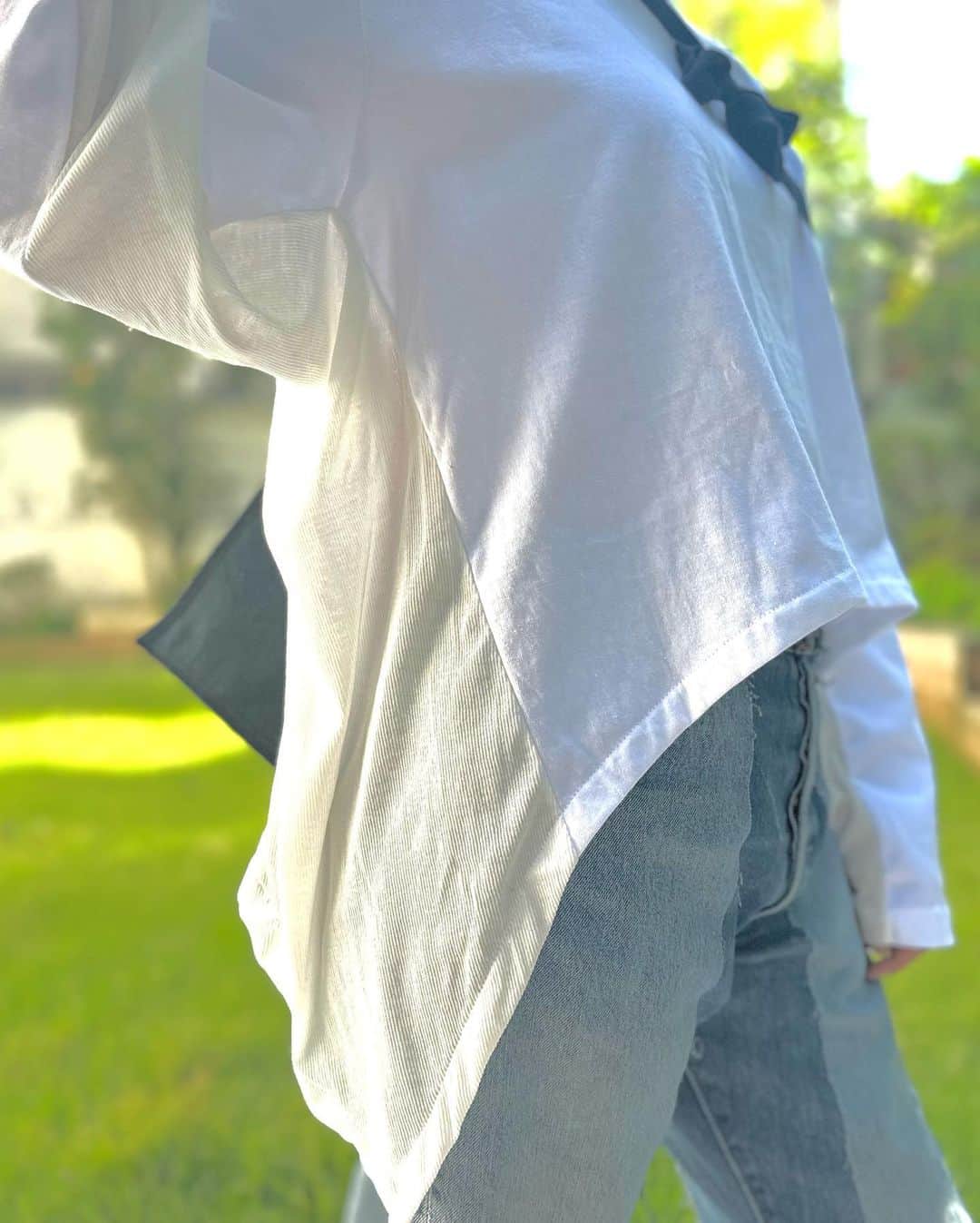 李ヒャンさんのインスタグラム写真 - (李ヒャンInstagram)「Tops/ 2WAY LONG T(white) Pants/ HALF&HALD DENIM PANTS Bag/EPRON BAG(blue) 普通の白ロンTだとつまらないなって方にはこちらがオススメ♡ 展示会でも実物みるとこっちがいいかもって方も多かったかな。 必要最低限のものだけ入れられるエプロンバッグは斜めがけもできるもオススメポイントです。 usedのデニムを２本贅沢に使ったリメイクデニムパンツ。 １本で2トーンのカラーを楽しめます。 裾な互い違うに長さを変えて切りっぱなし仕様にしてます。 お尻のポケットは外して、色の濃淡をあえてみせてます。 色の組み合わせやダメージ具合などアソートでの販売ですが、他と絶対かぶらない唯一無二のデニムを楽しんでいただきたいです☺️  *予約特典ありの予約会は本21時までです。  #fashion #style #dailyfashion #casualstyle #remake #herfee #herfee2024ss #herfee_official」10月23日 10時21分 - 73hyang