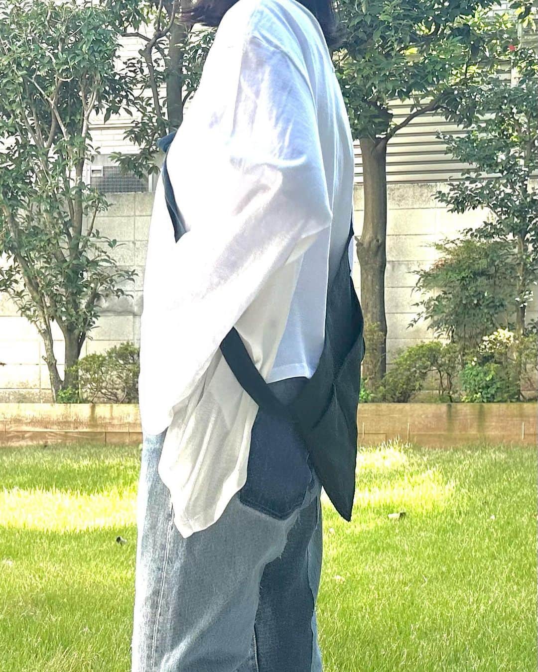 李ヒャンさんのインスタグラム写真 - (李ヒャンInstagram)「Tops/ 2WAY LONG T(white) Pants/ HALF&HALD DENIM PANTS Bag/EPRON BAG(blue) 普通の白ロンTだとつまらないなって方にはこちらがオススメ♡ 展示会でも実物みるとこっちがいいかもって方も多かったかな。 必要最低限のものだけ入れられるエプロンバッグは斜めがけもできるもオススメポイントです。 usedのデニムを２本贅沢に使ったリメイクデニムパンツ。 １本で2トーンのカラーを楽しめます。 裾な互い違うに長さを変えて切りっぱなし仕様にしてます。 お尻のポケットは外して、色の濃淡をあえてみせてます。 色の組み合わせやダメージ具合などアソートでの販売ですが、他と絶対かぶらない唯一無二のデニムを楽しんでいただきたいです☺️  *予約特典ありの予約会は本21時までです。  #fashion #style #dailyfashion #casualstyle #remake #herfee #herfee2024ss #herfee_official」10月23日 10時21分 - 73hyang