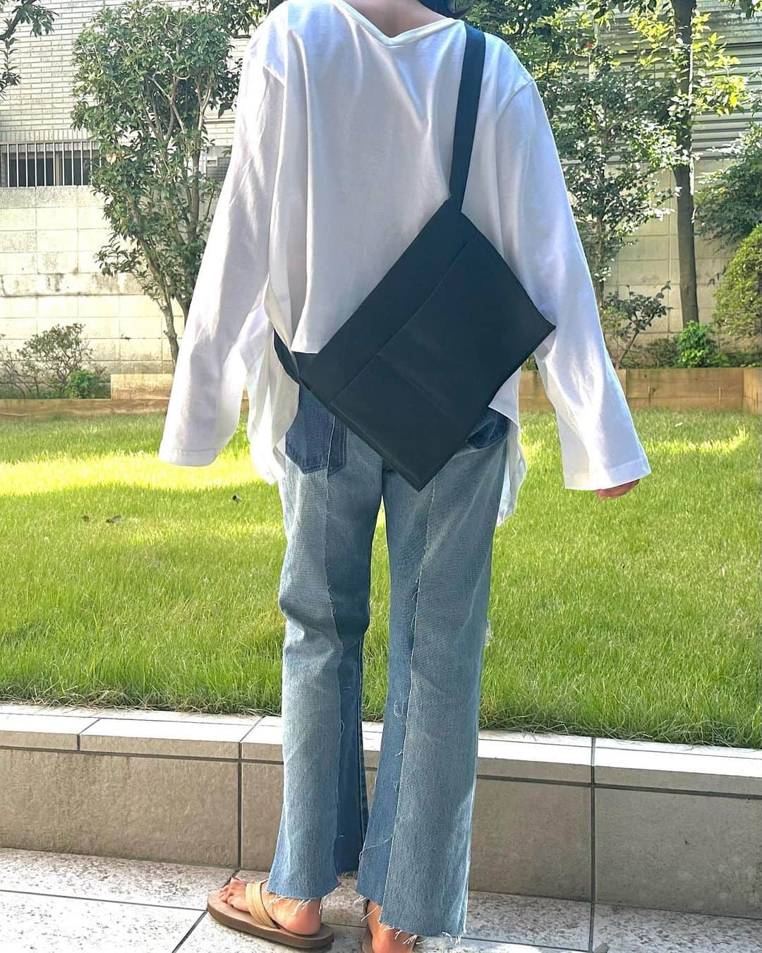 李ヒャンさんのインスタグラム写真 - (李ヒャンInstagram)「Tops/ 2WAY LONG T(white) Pants/ HALF&HALD DENIM PANTS Bag/EPRON BAG(blue) 普通の白ロンTだとつまらないなって方にはこちらがオススメ♡ 展示会でも実物みるとこっちがいいかもって方も多かったかな。 必要最低限のものだけ入れられるエプロンバッグは斜めがけもできるもオススメポイントです。 usedのデニムを２本贅沢に使ったリメイクデニムパンツ。 １本で2トーンのカラーを楽しめます。 裾な互い違うに長さを変えて切りっぱなし仕様にしてます。 お尻のポケットは外して、色の濃淡をあえてみせてます。 色の組み合わせやダメージ具合などアソートでの販売ですが、他と絶対かぶらない唯一無二のデニムを楽しんでいただきたいです☺️  *予約特典ありの予約会は本21時までです。  #fashion #style #dailyfashion #casualstyle #remake #herfee #herfee2024ss #herfee_official」10月23日 10時21分 - 73hyang