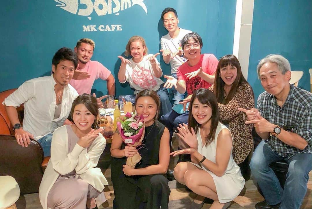 Yuri Sakuraiさんのインスタグラム写真 - (Yuri SakuraiInstagram)「10月23日。 MK CAFEにとっては大切な日。  東京の頃から含めてMK CAFEがスタートした日。 今日で丸12年がたち、13年目に入りました。 皆様、いつもありがとうございます！  カフェやろう！と決まってから、 飲食業界のことも、経営もわからないところから 2ヶ月で物件決めて、フード考えて、OPENしてから12年。  最初はビジネスの厳しさも考えず、 OPENすれば人が来るでしょ！的な勢いでスタートしたので、OPENしてみて、 1日お店開けても3人しかこない。 売上が2000円行かない日もある。 という理想と現実のギャップにぶつかり、 そこから激動の日々になったのが懐かしい！  先を考えて動くオーナーの考えと、 目先のやることに追われ、 目先のことしか考えられない私たちスタッフとの 考え方の相違に何度もぶつかって、 朝までミーティングが続いた日もありました🤣  当時は、とにかくお店をどうにかすることに必死だったから、周りの人からもっと休んだ方がいいよー。 もっと遊んだ方がいいよー。 なんて気を使って言ってくれた言葉にも、 今やらなかったらお店がなくなる！という 危機感の中でやっていたので、 いただく言葉に悔しい思いも沢山あって、 途中で諦めようとしたこともありました。  そんな中でオーナーのお父さんが倒れ、 脳梗塞、巻半身不随、言語障害と、 命の危険に晒され、 お店のリスクに追われながらも、 家族の命後危ないという、きっと精神的に大変な中で、  赤字が続き先が見えなかった中でも、 オーナーは今頑張った先の光を常に見せ続けて、 常に笑顔で、道を作ってくれていました！  コロナもあって、沖縄に移転し2年。 毎日何百人というお客様が来て頂けて、 お店が賑わっている光景は、 本当に有難く幸せです☺️  沖縄に移ってからも、 昔からお店に来てくれてた方、 応援してくださってた方、 お世話になってた方がわざわざ来てくださって、 続くご縁も、コロナ禍厳しい状況を、 場所を変えてお店を存続させる決断をしてくれた 菊池さんがいて、お店を続けられているからなのです✨  まだまだ色々なチャレンジは止まらず 過ごしてますが、MKに来てよかった！MKの人たちと関われて良かったと思って頂けるように、これからもみんなで力を合わせていくので、引き続き、よろしくお願いします🌺  #mkcafe#記念日#鯖バーガー#沖縄移住#沖縄移住生活#サーターアンダギー#海の見えるカフェ#沖縄グルメ#沖縄ハンバーガー#沖縄カフェ#沖縄南部#沖縄南部カフェ#ウミカジテラス#瀬長島#okinawa#okinawajapan#okinawagourmet#okinawacafe#umikajiterrace」10月23日 10時22分 - yuri_sakuraiii