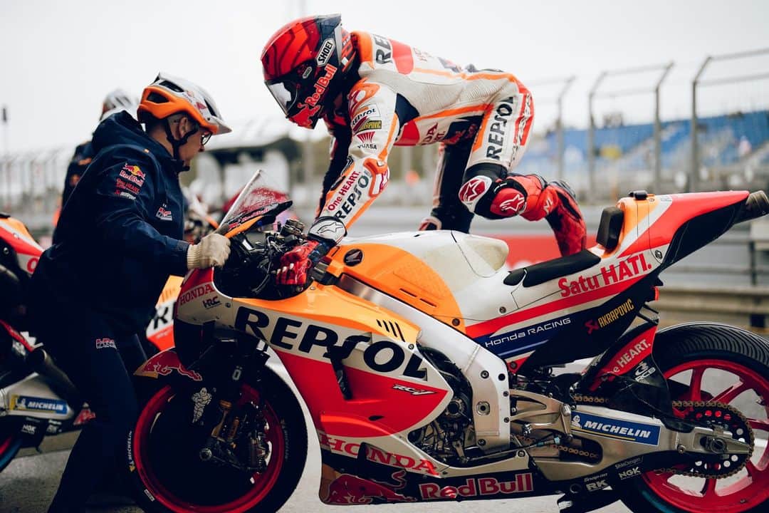 レプソル・ホンダのインスタグラム：「Live pictures of us jumping to the next GP 🥵」