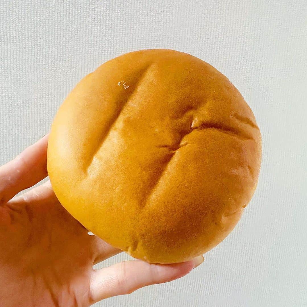 とぎもちさんのインスタグラム写真 - (とぎもちInstagram)「. 【韓国 🇰🇷KOREA】  韓国コンビニGS25の 秋栗生クリームパン （가을밤 생크림빵）🌰  冷蔵の冷たい生クリームパンで 中に栗餡と栗の生クリームがたっぷりパンパン😍🌰  最近韓国コンビニが クリームパンパンの生クリームパン出してるけど やっぱり栗はハズレなしだな🌰💓💓  #ガウルバムセンクリームパン #秋栗生クリームパン #韓国コンビニ #コンビニ #韓国 #GS25 #韓国コンビニスイーツ #コンビニスイーツ #韓国スイーツ #가을밤생크림빵 #편의점 #편의점신상 #とぎもち栗生クリームパン #とぎもち秋 #とぎもち生クリームパン #とぎもちコンビニ」10月23日 10時24分 - togistagram