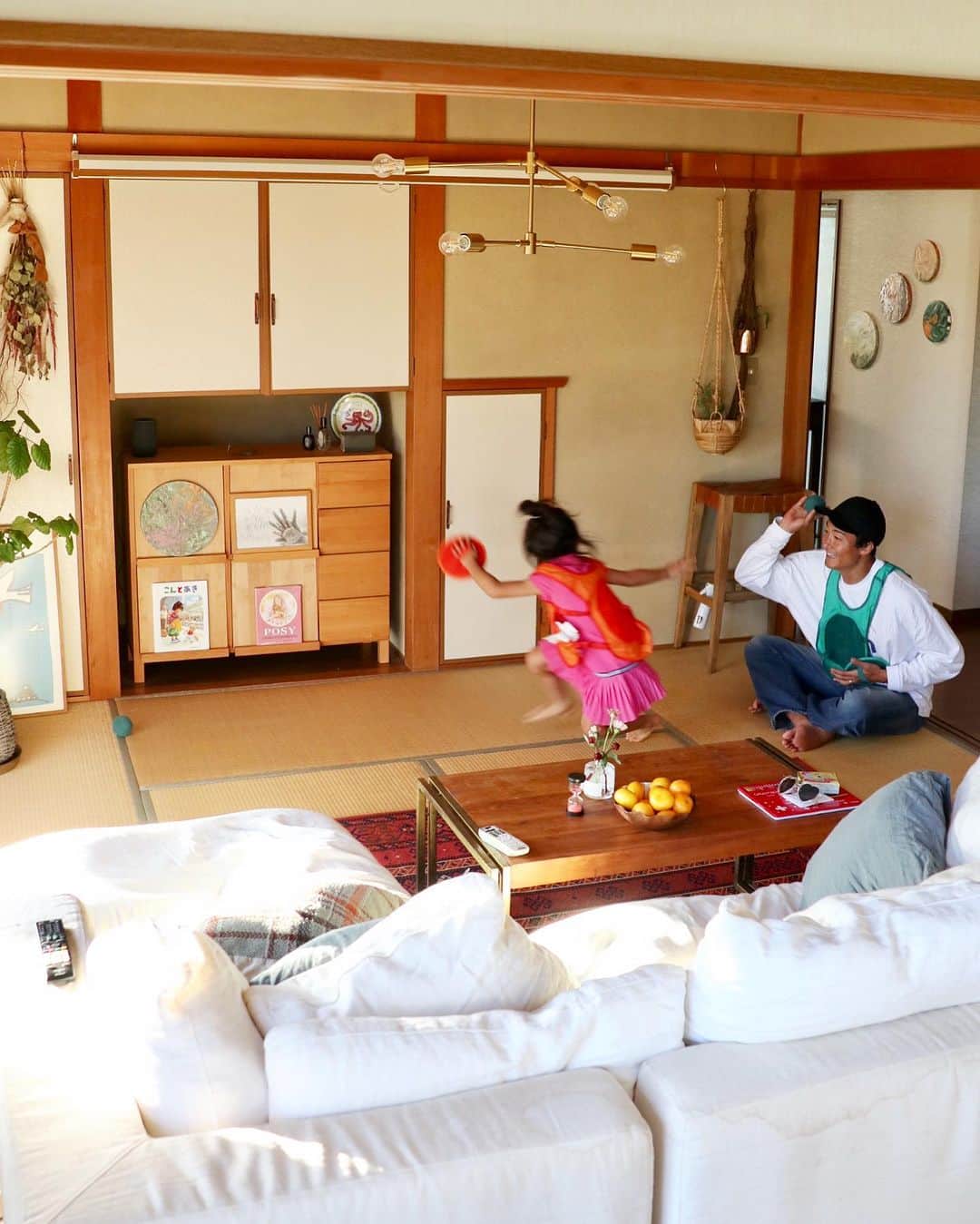 村上萌のインスタグラム：「めちゃくちゃ近距離のマジックテープキャッチボール。3歳の時に買ったのに、少し留守して久々に父に会うと必ず嬉しそうにおもちゃ箱から出してくる。 どんな遊びも、いつが最後か分からないまま終わるんだよなぁなんていちいちしみじみ観察する私と、毎回全力で遊び続ける夫。バランス🎈   #かみしめる時間」
