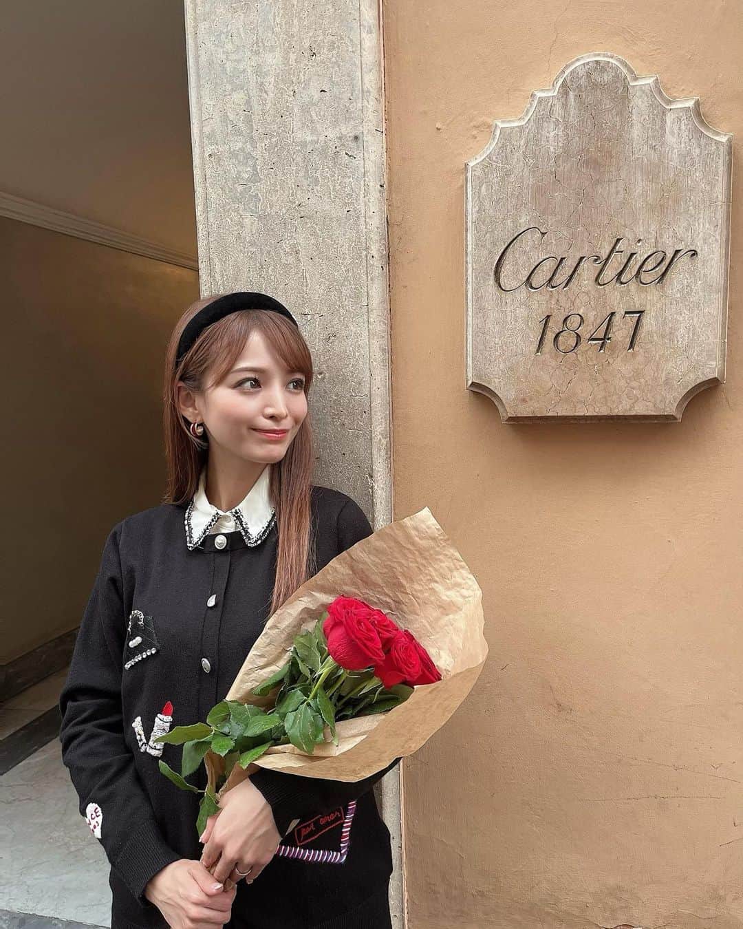 春菜めぐみのインスタグラム：「． お花を持って歩いてるだけでみんなが わぁ〜素敵だね❤️ってニコニコしながら 話しかけてくれてHappyな気持ちになれる街🥹🌹 ． ． リアクション大きい人が好きなわたしには 本当に心地が良い〜😂💕 ． ． #italy #🇮🇹 #trip」