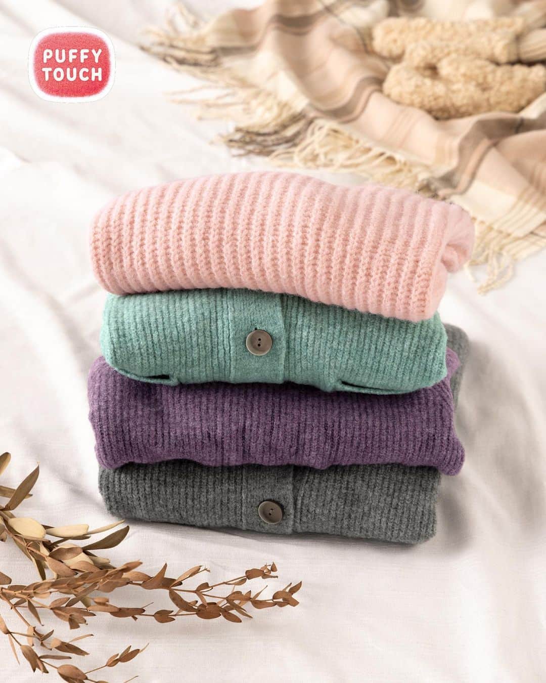 GUのインスタグラム：「. Puffy Touch Knit さわりたくなる、ふわふわニット  着丈長めのゆったりとしたシルエットで どんなコーデにも合わせやすい♡ ____________________  パフィータッチオーバーサイズカーディガン(長袖) ¥2,990 品番：347894  ____________________  #パフィータッチニット #puffytouchknit #ニット #knit #カーディガン #cardigan #冬コーデ #wintercoordinate #GUコーデ #GUfashion #YOURFREEDOM #GU #ジーユー」